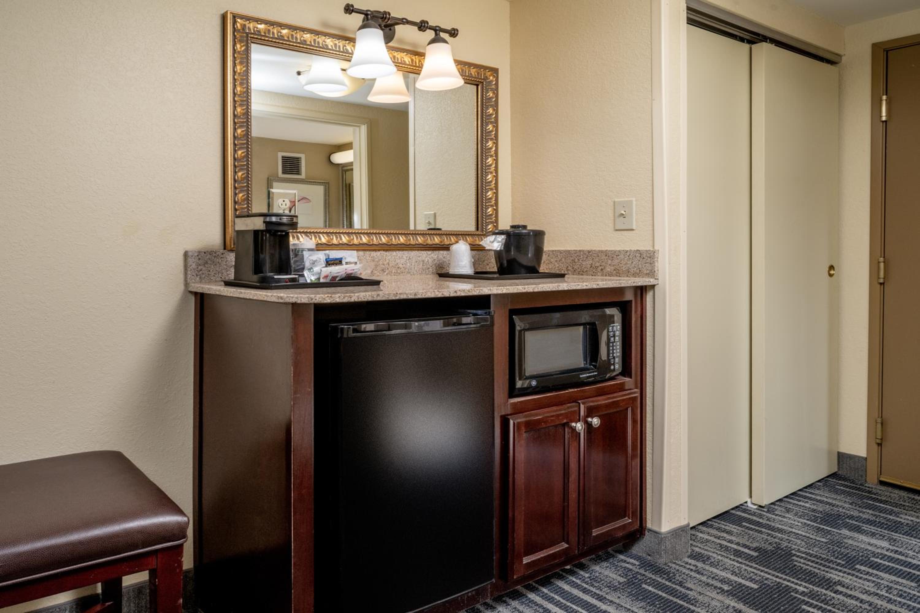 King Room - Non-Smoking - Photo 10