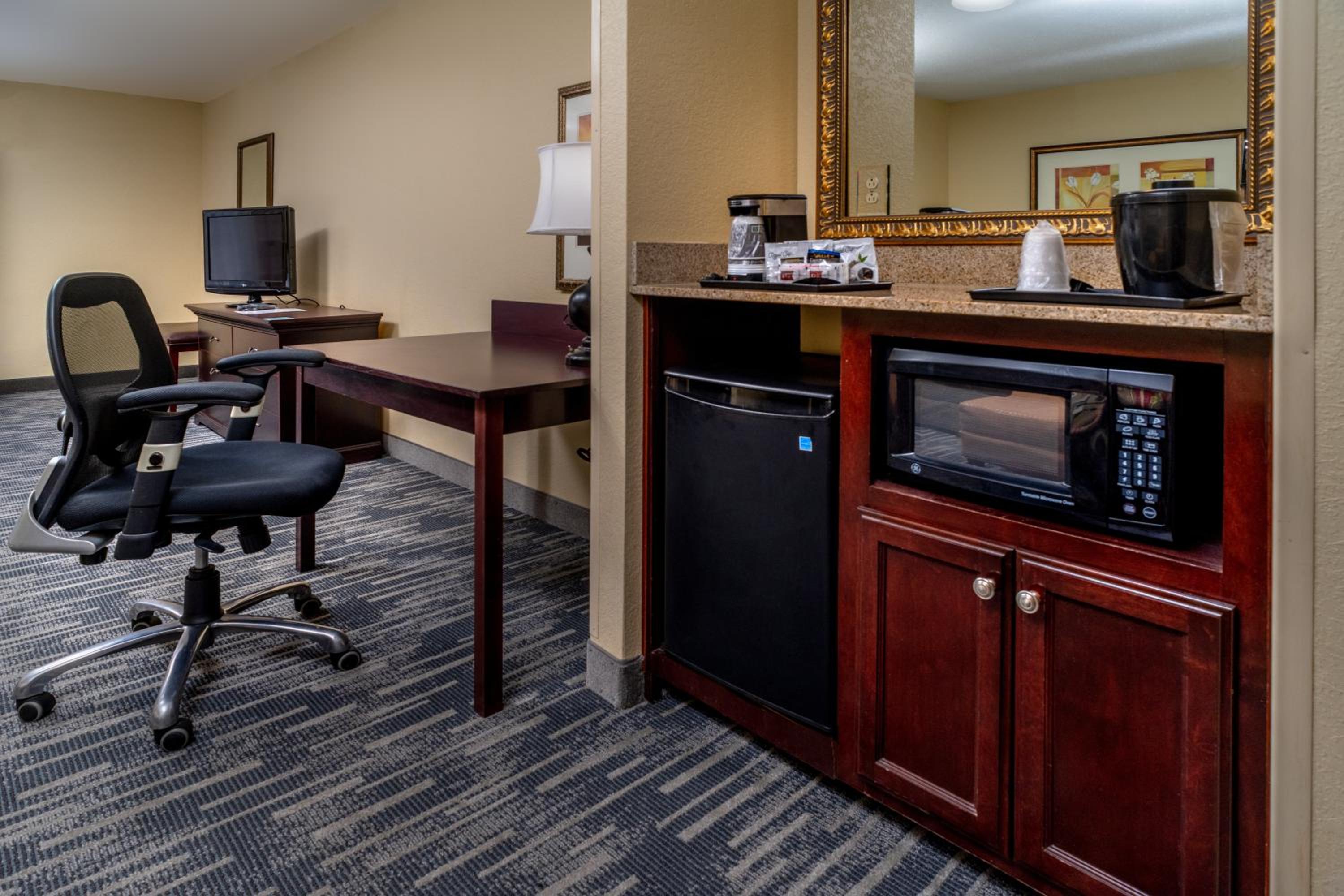 King Suite - Non-Smoking - Photo 10