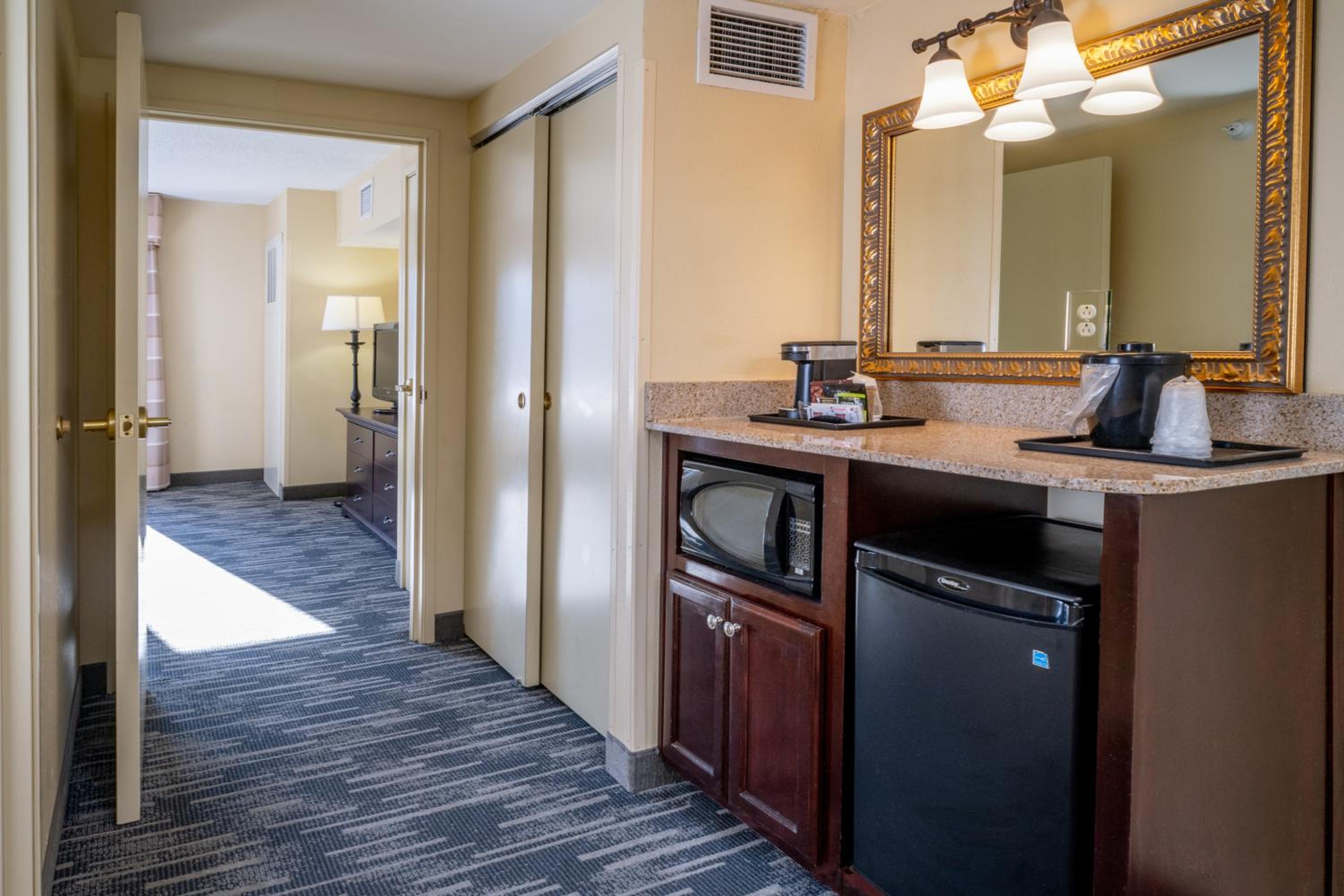 One-Bedroom Queen Suite - Non-Smoking - Photo 2