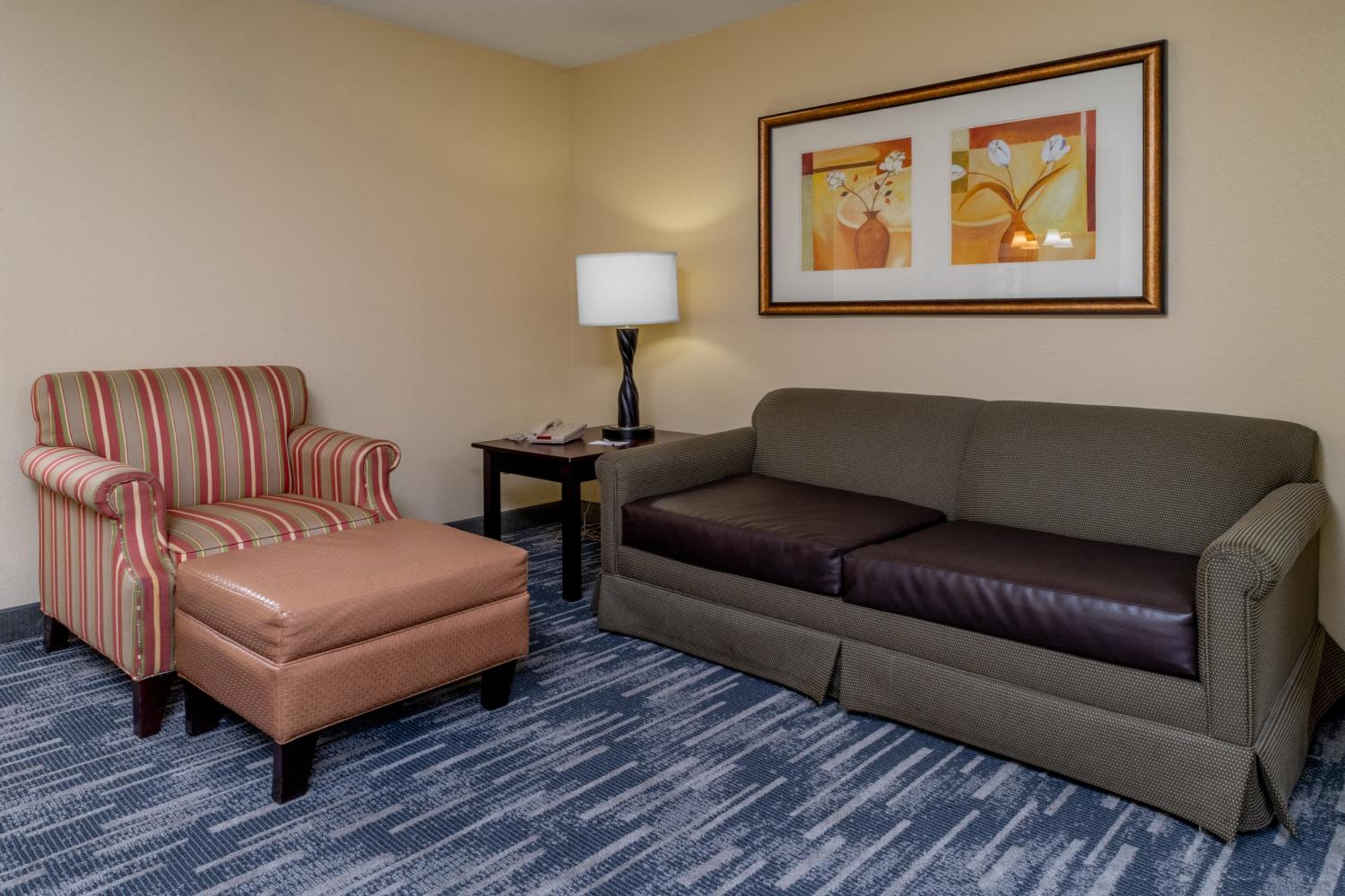 King Suite - Non-Smoking - Photo 9