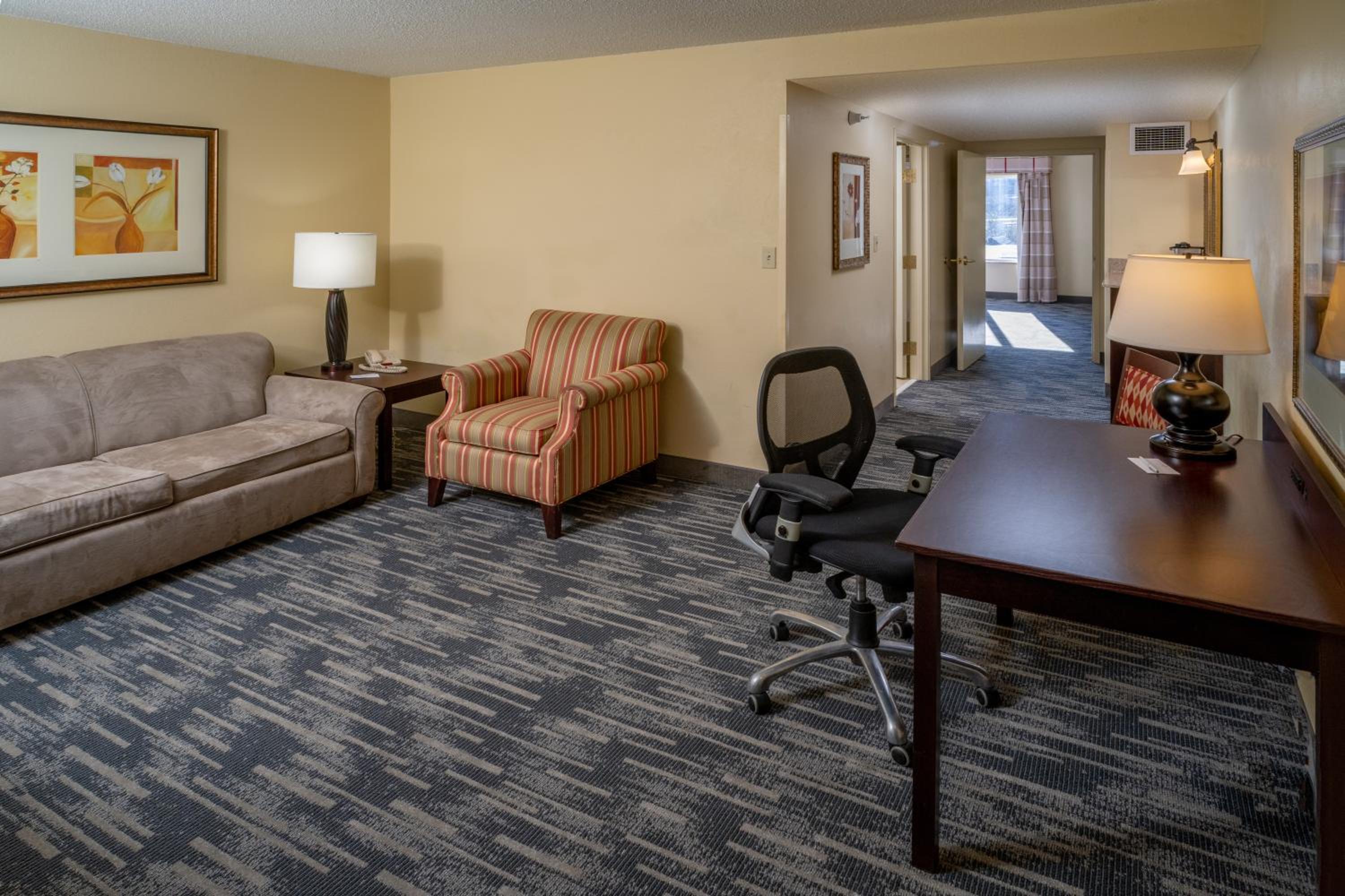 One-Bedroom Queen Suite - Non-Smoking - Photo 10