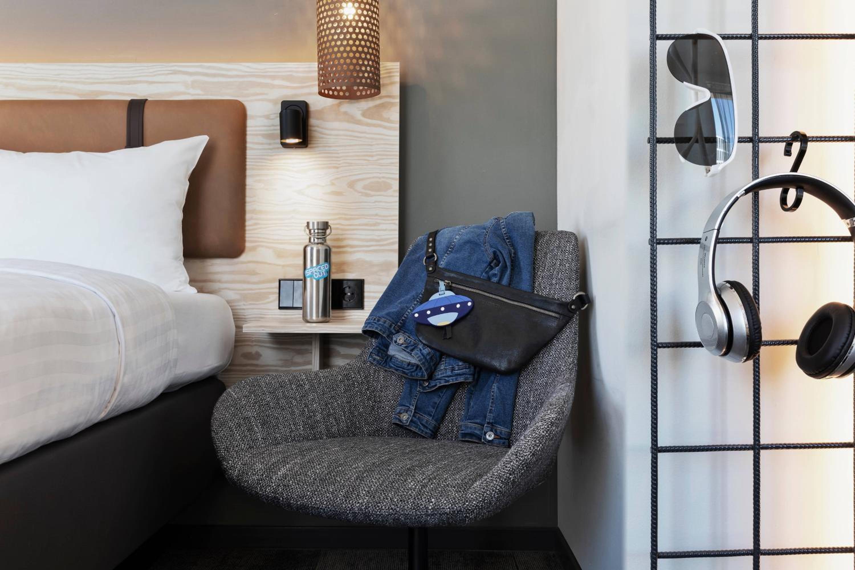 Moxy Queen Sleeper, Guest room, 1 Queen             - Photo 7