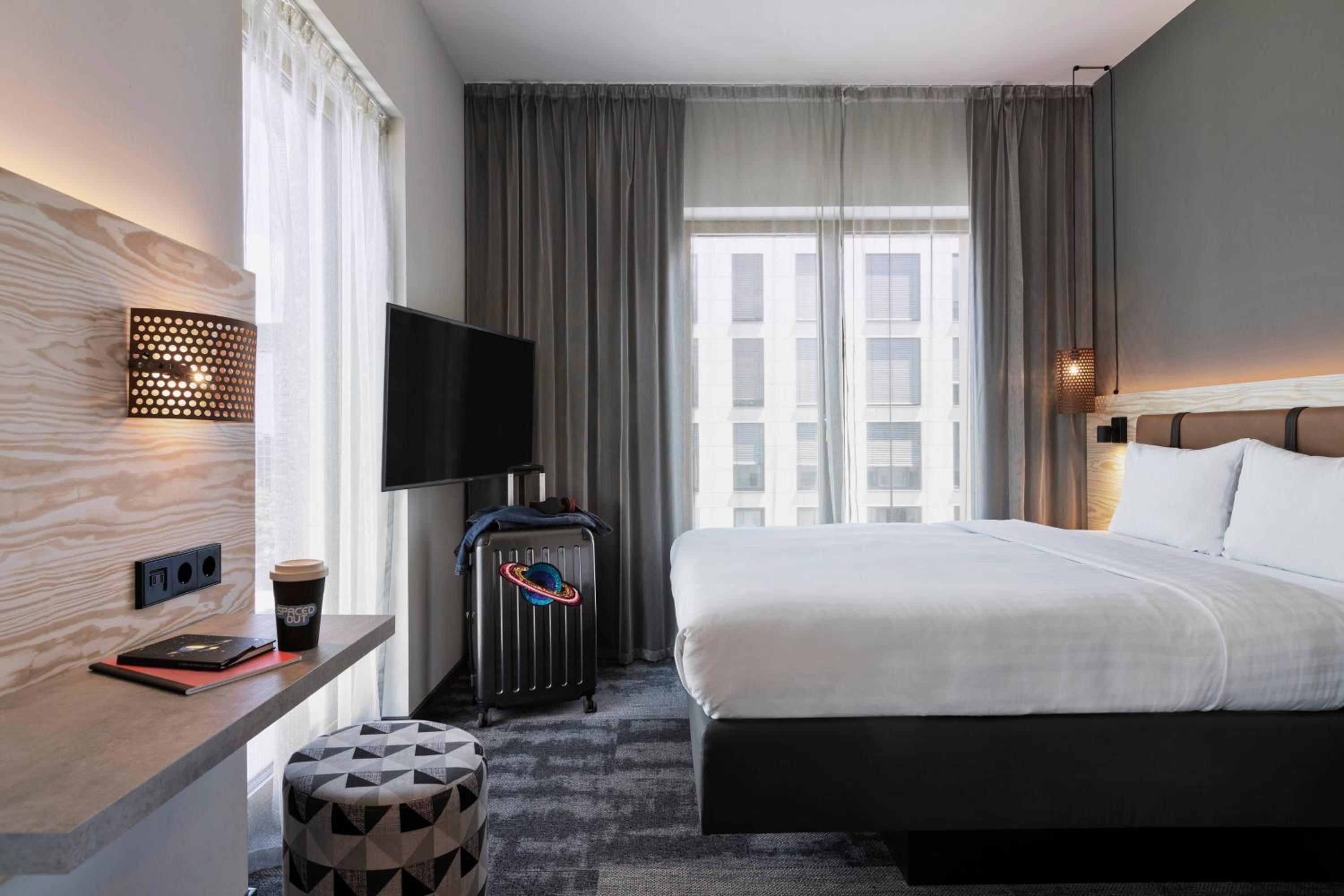Moxy Corner Room, Guest room, 1 Queen, Corner room