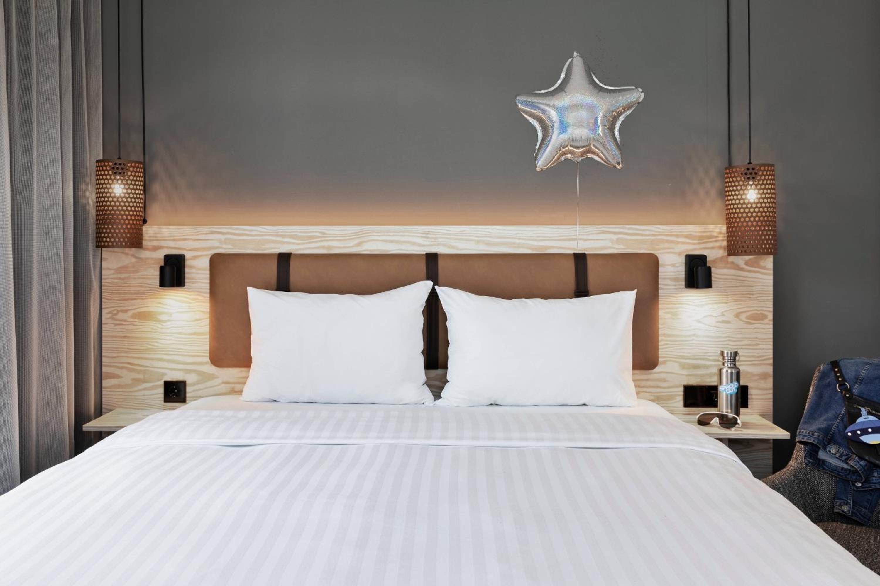 Moxy Queen Sleeper, Guest room, 1 Queen