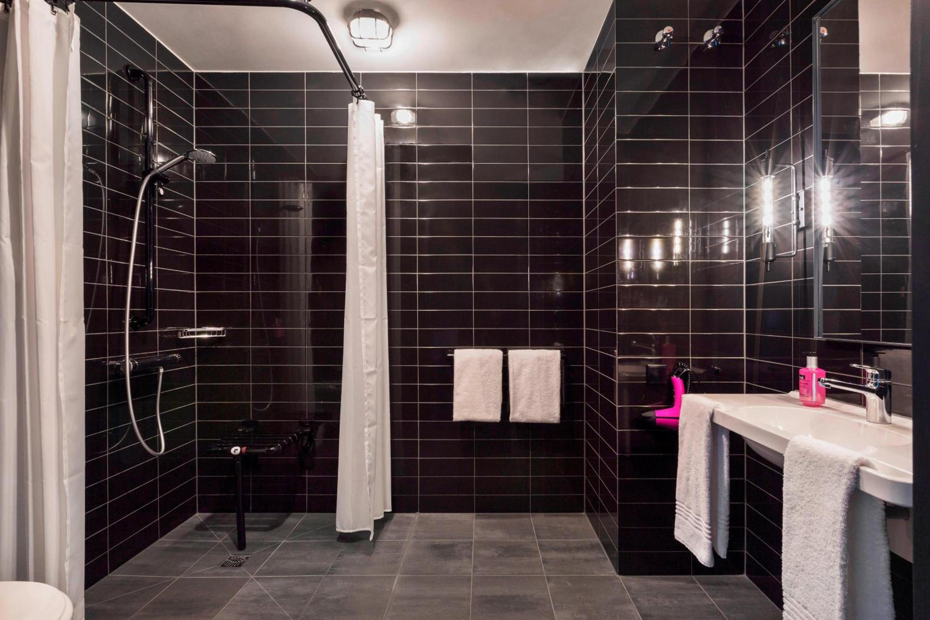 Moxy Corner Room, Guest room, 1 Queen, Corner room