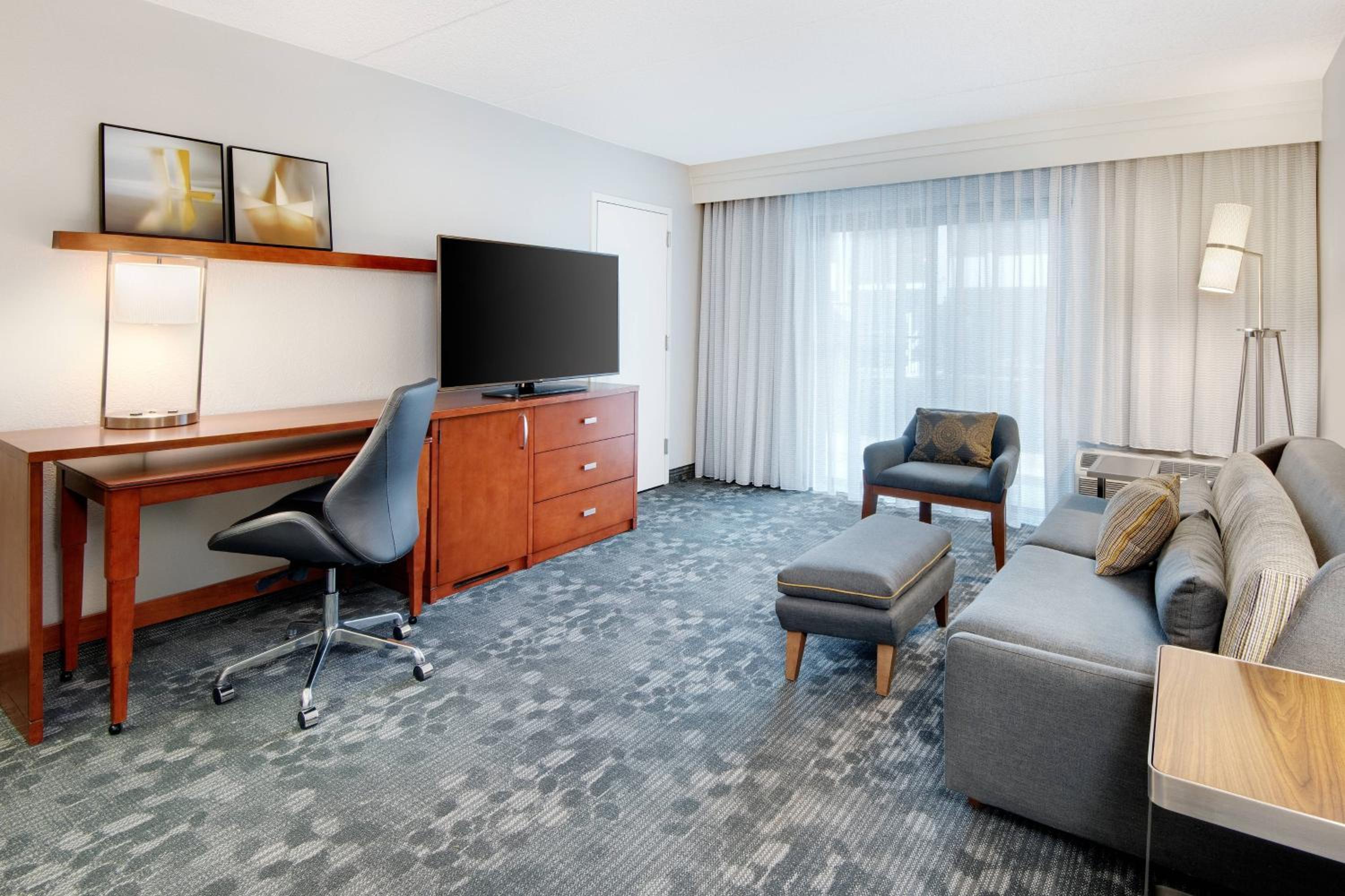 One-Bedroom King Suite with Sofa Bed and Courtyard View - Photo 2