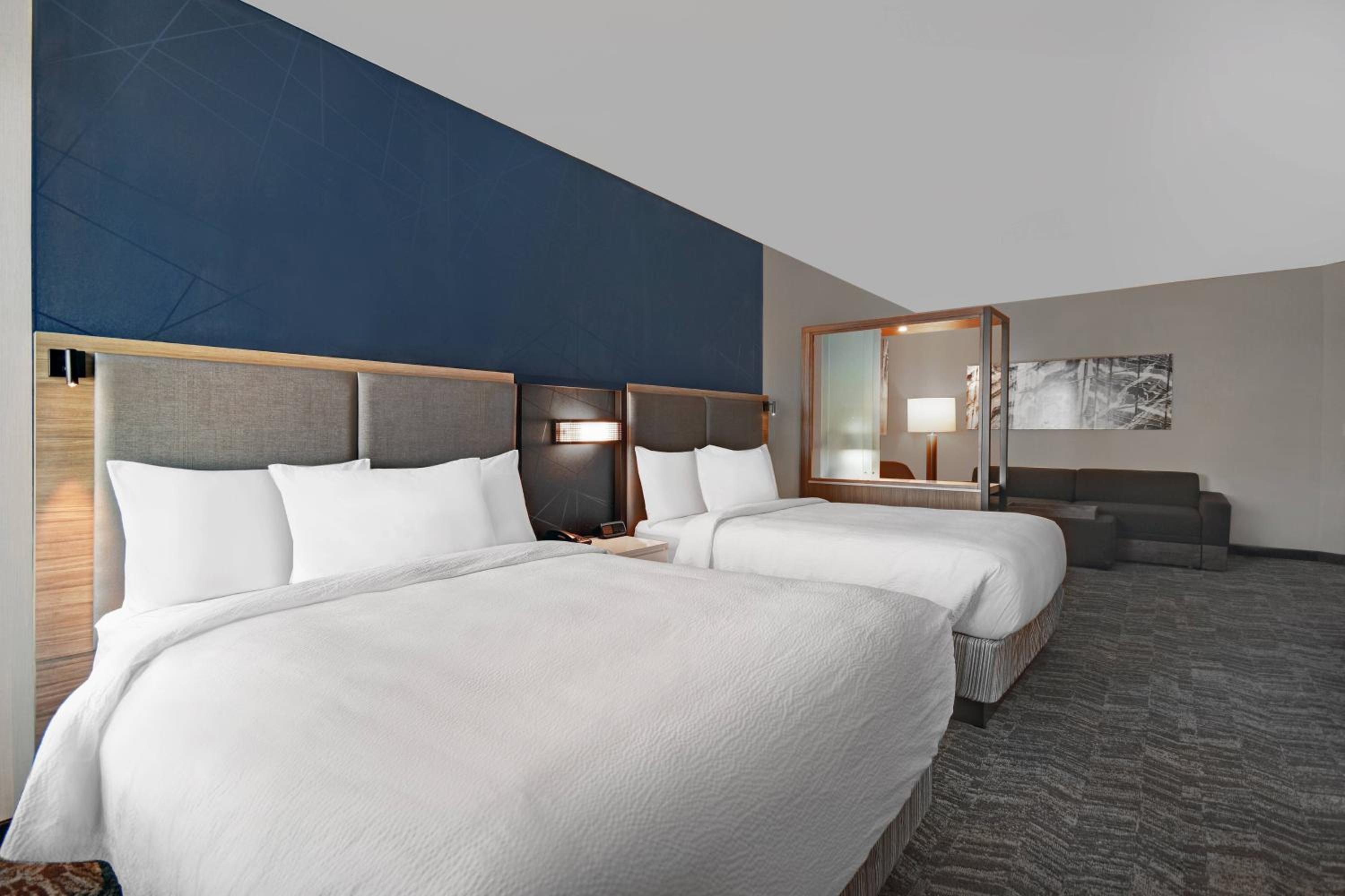 Larger Suite, 2 Queen, Sofa bed - Photo 5