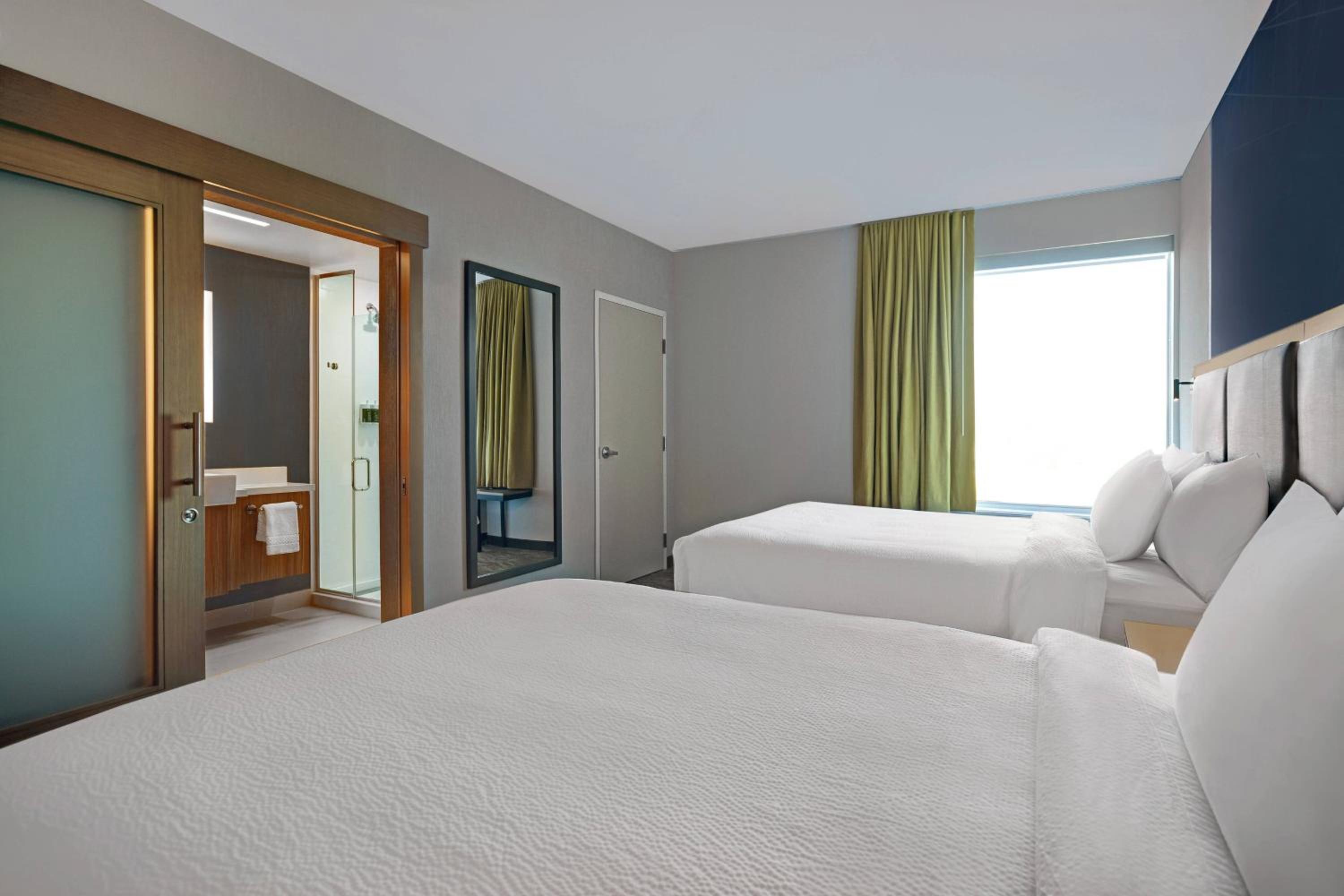 Larger Suite, 2 Queen, Sofa bed - Photo 7