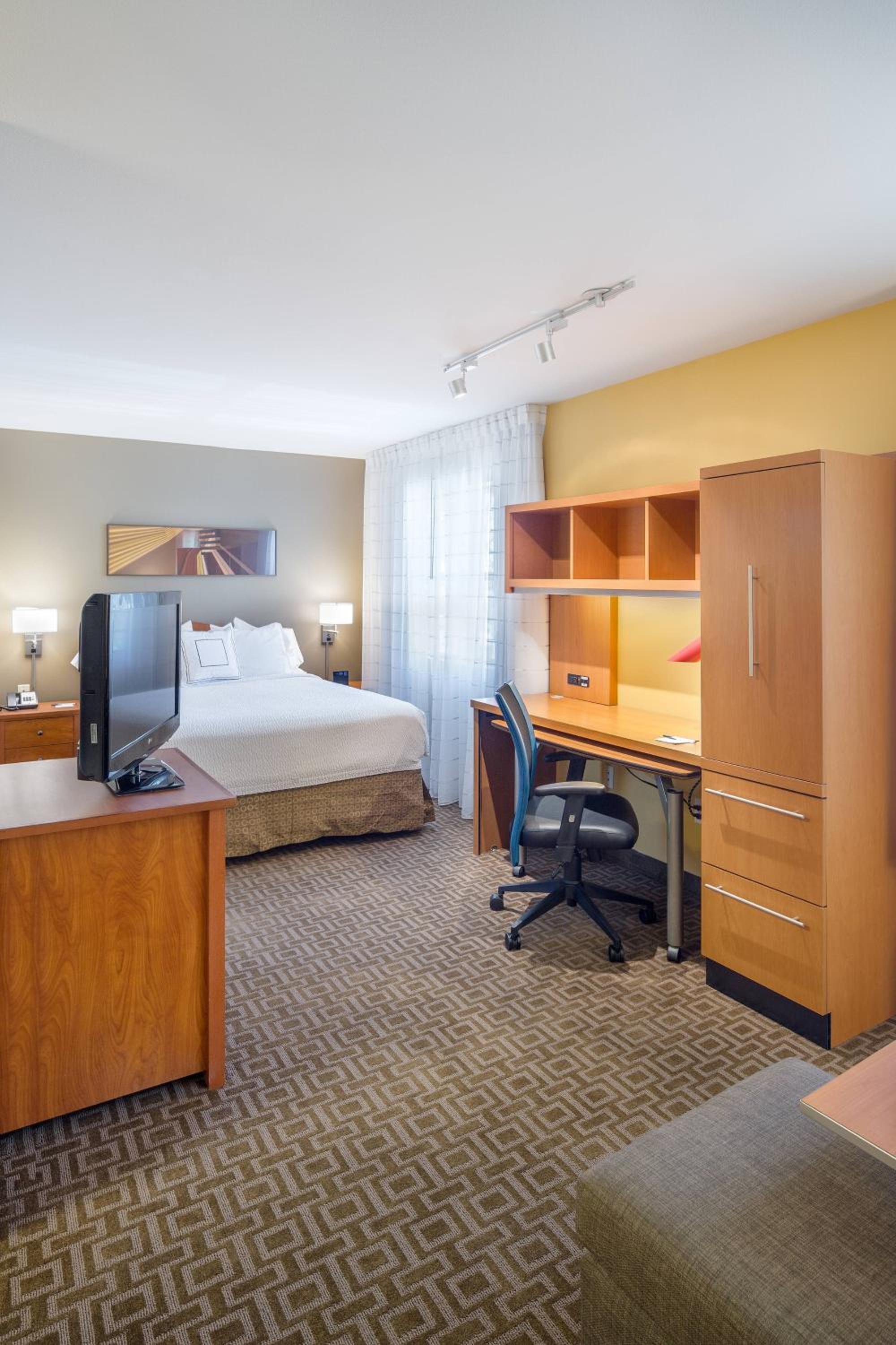 Deluxe Queen Suite with Sofa Bed - Photo 3