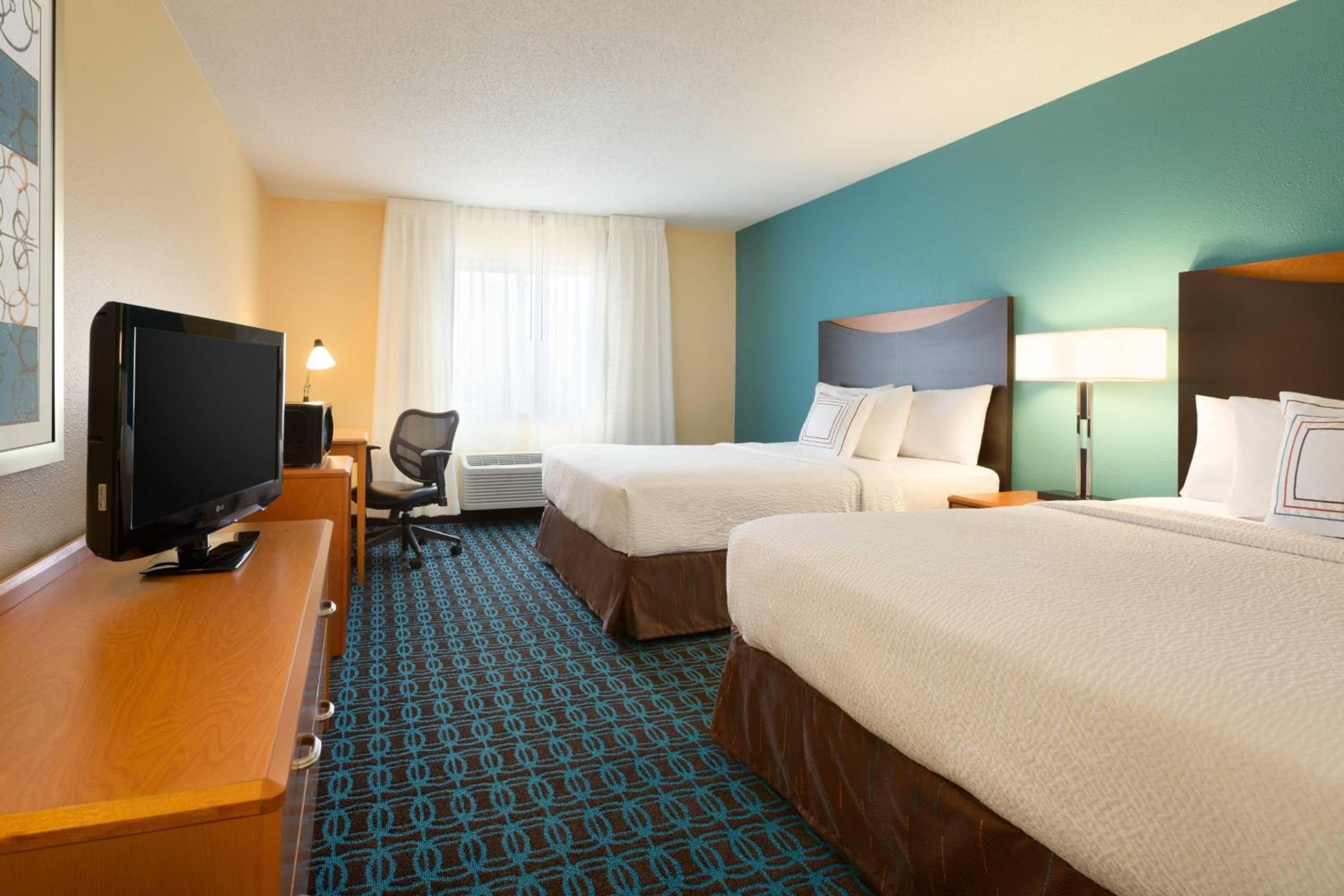 Queen Room With Two Queen Beds - Photo 2
