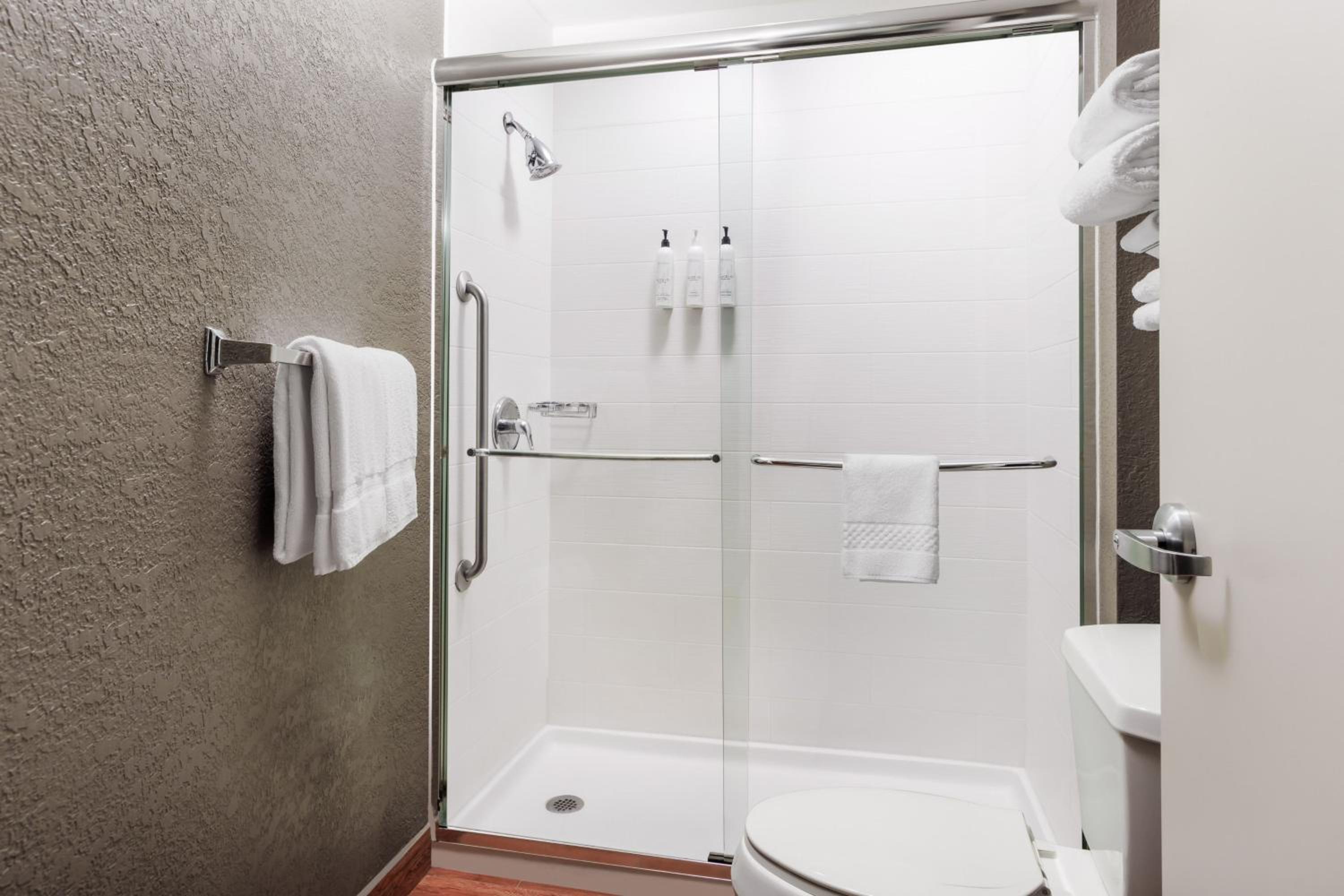 Queen Suite with Two Queen Beds, Transfer Shower, Bathtub and Trundle Sofa - Mobility Access