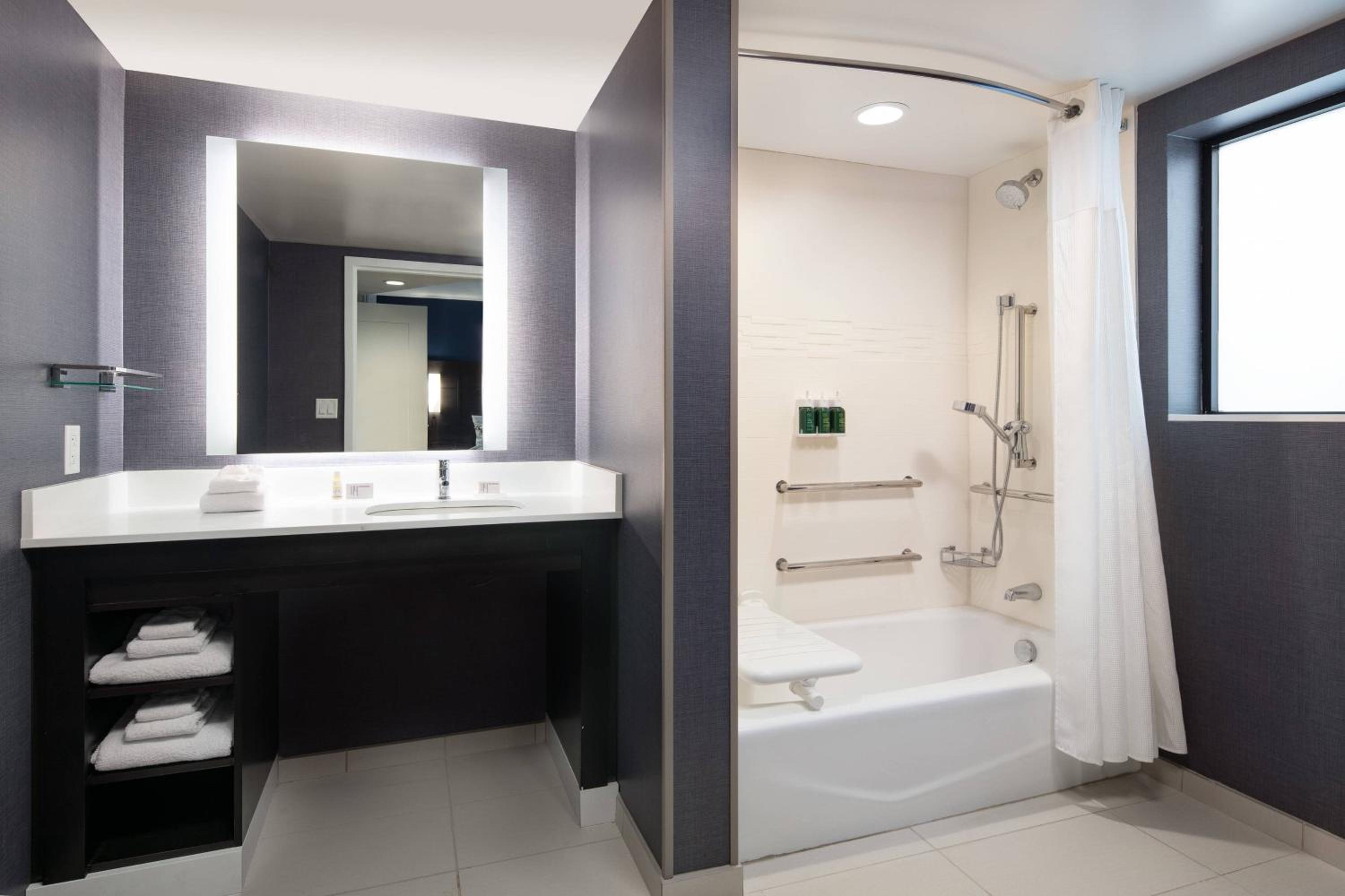 Two-Bedroom Suite - Photo 7