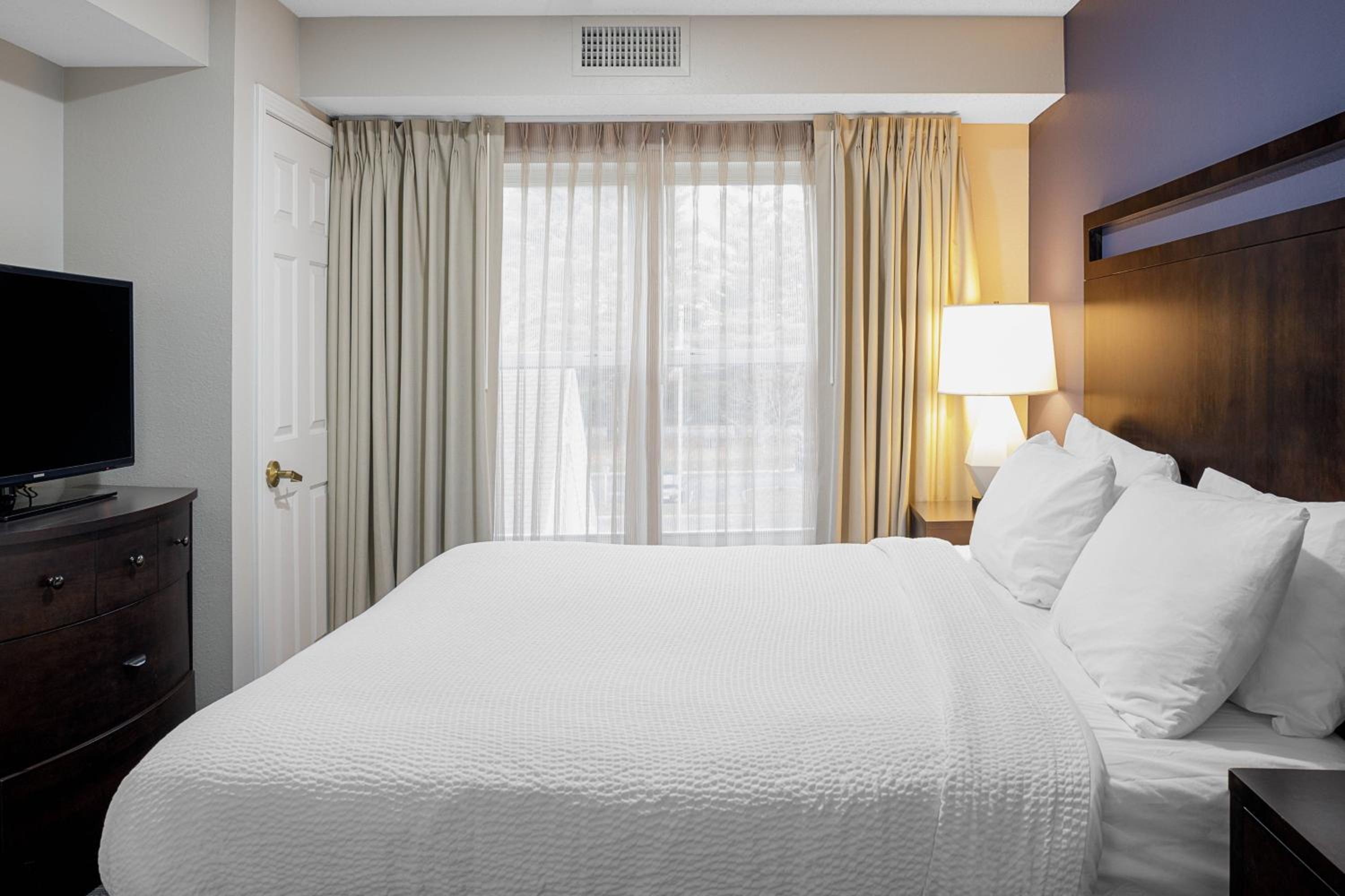 One-Bedroom King Suite with Sofa Bed - Non-Smoking - Photo 5