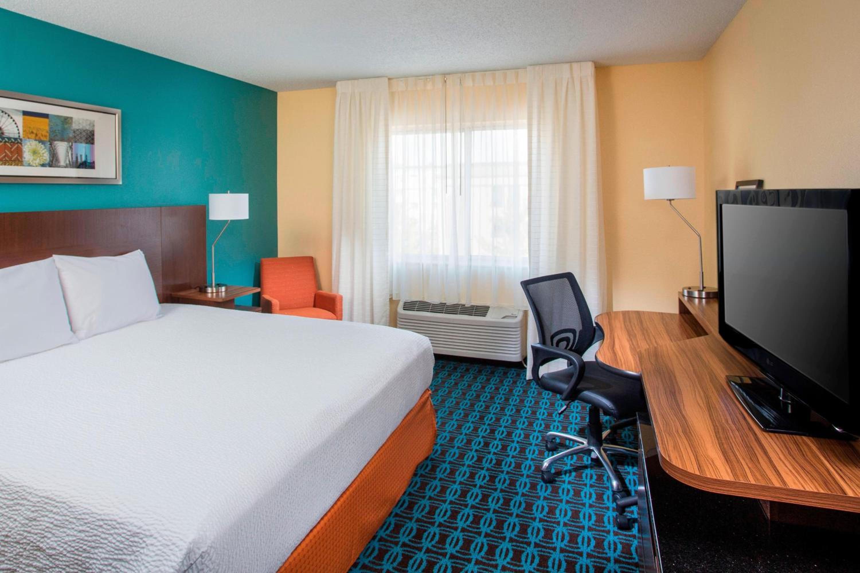 King Room with Bathtub - Mobility Access/Hearing Accessible photo 1