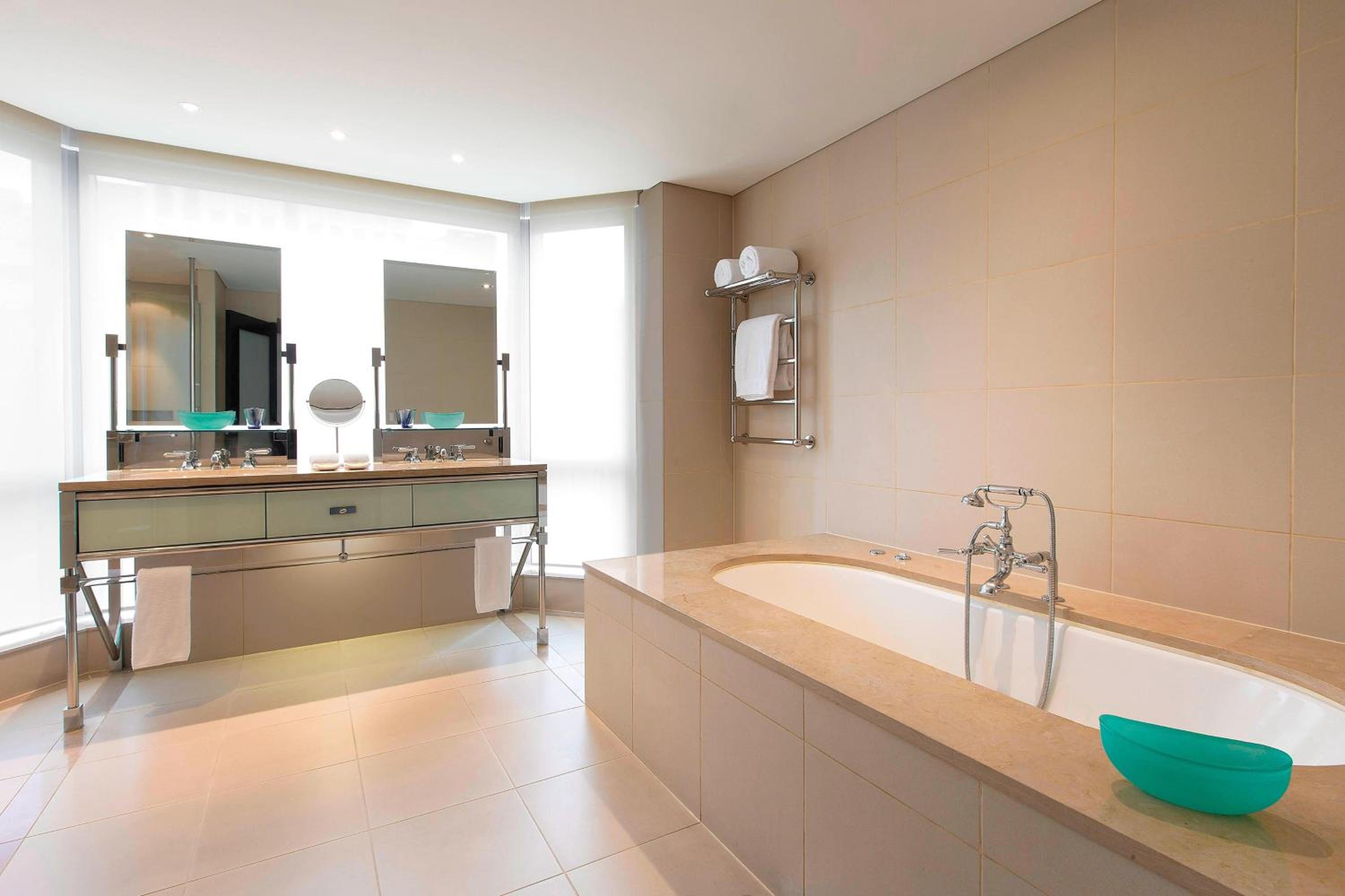 Deluxe King Studio with City View and Spa Bath - Corner Room - Photo 2