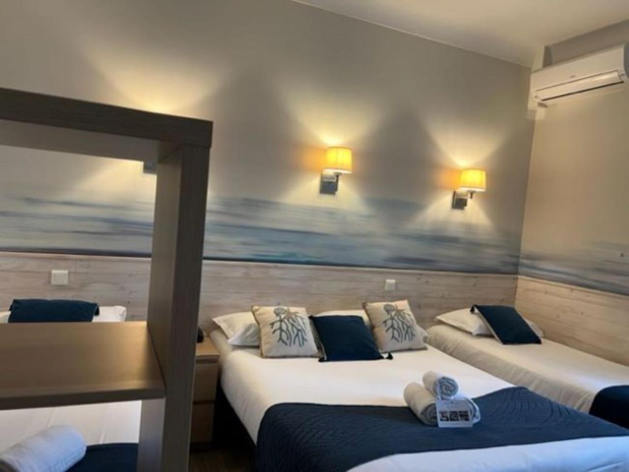 Standard Quadruple Room with window overlooking the parking photo 1