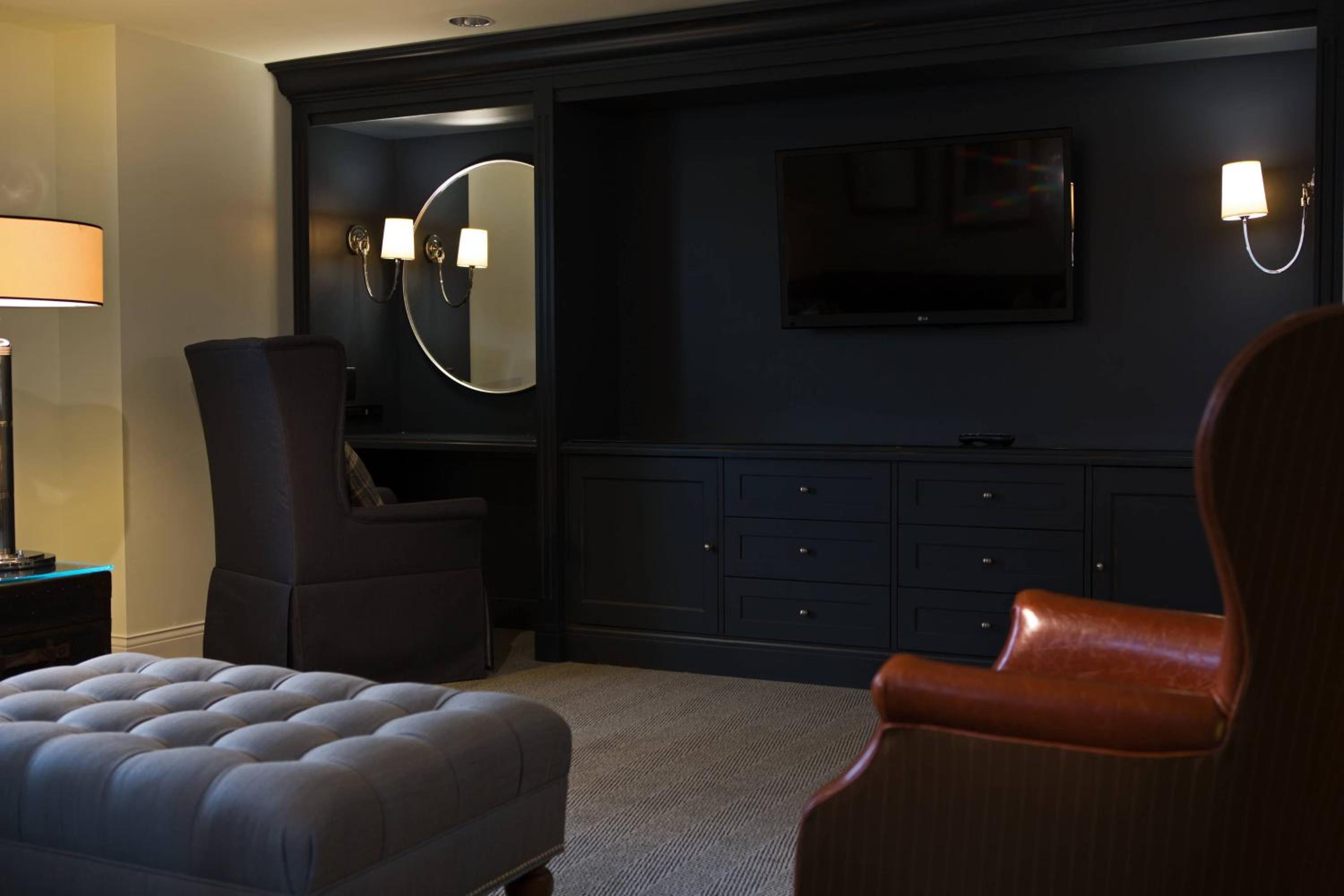 One-Bedroom King Suite - Photo 4