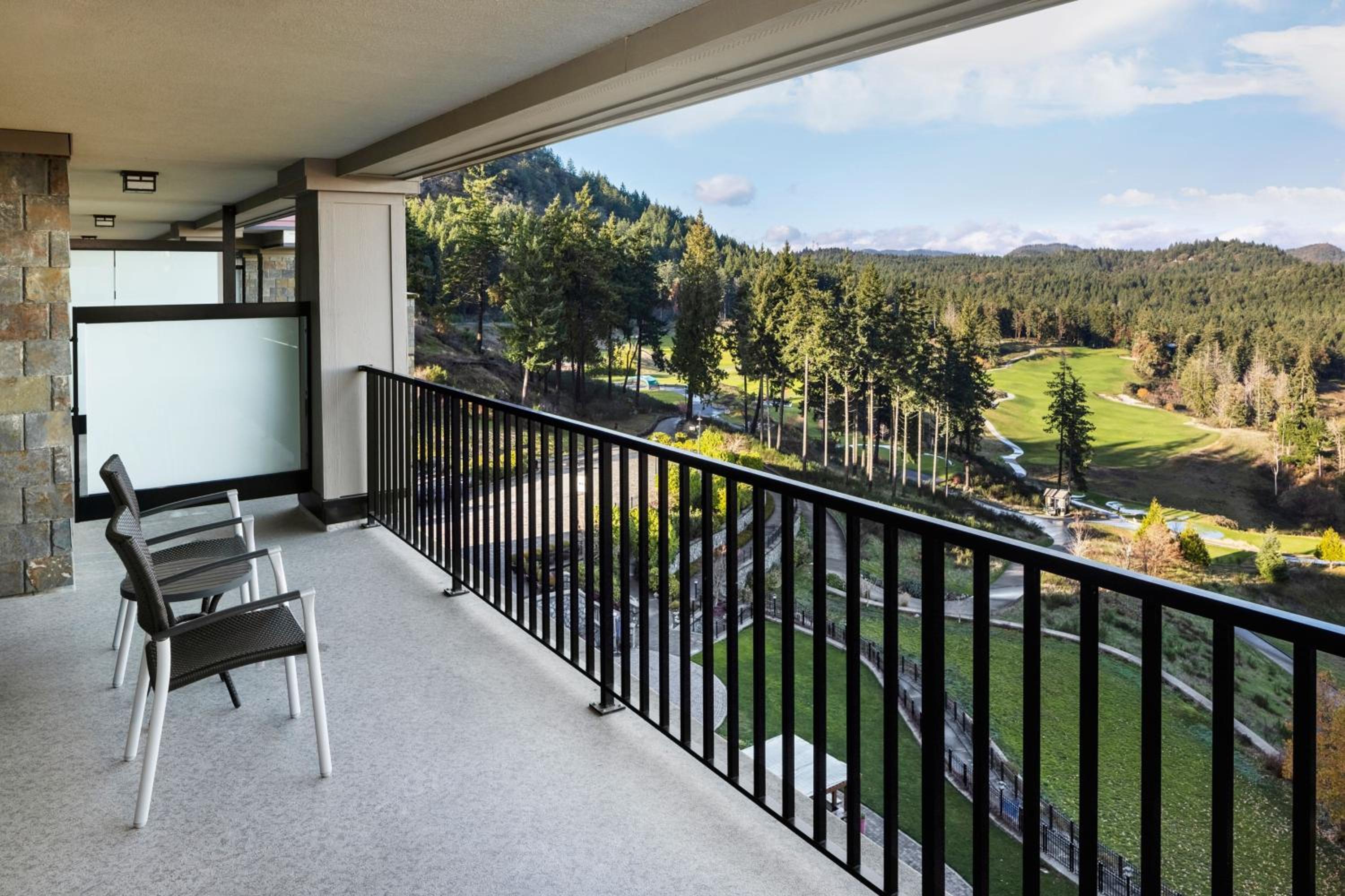 One-Bedroom Suite with Balcony and Golf View - Photo 3