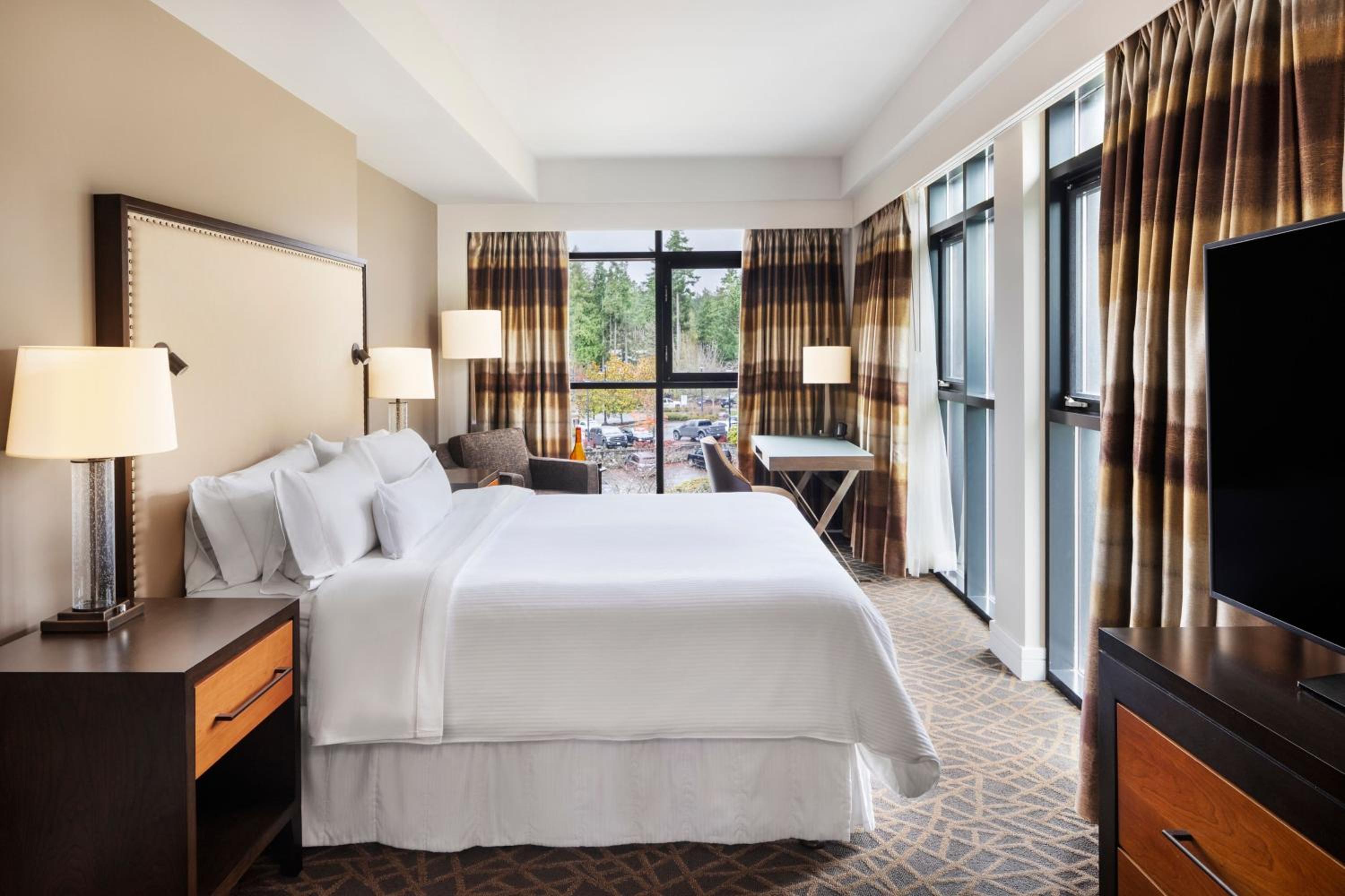 1 Bedroom 2 room Suite, Resort view, Clubhouse, Corner room - Photo 1