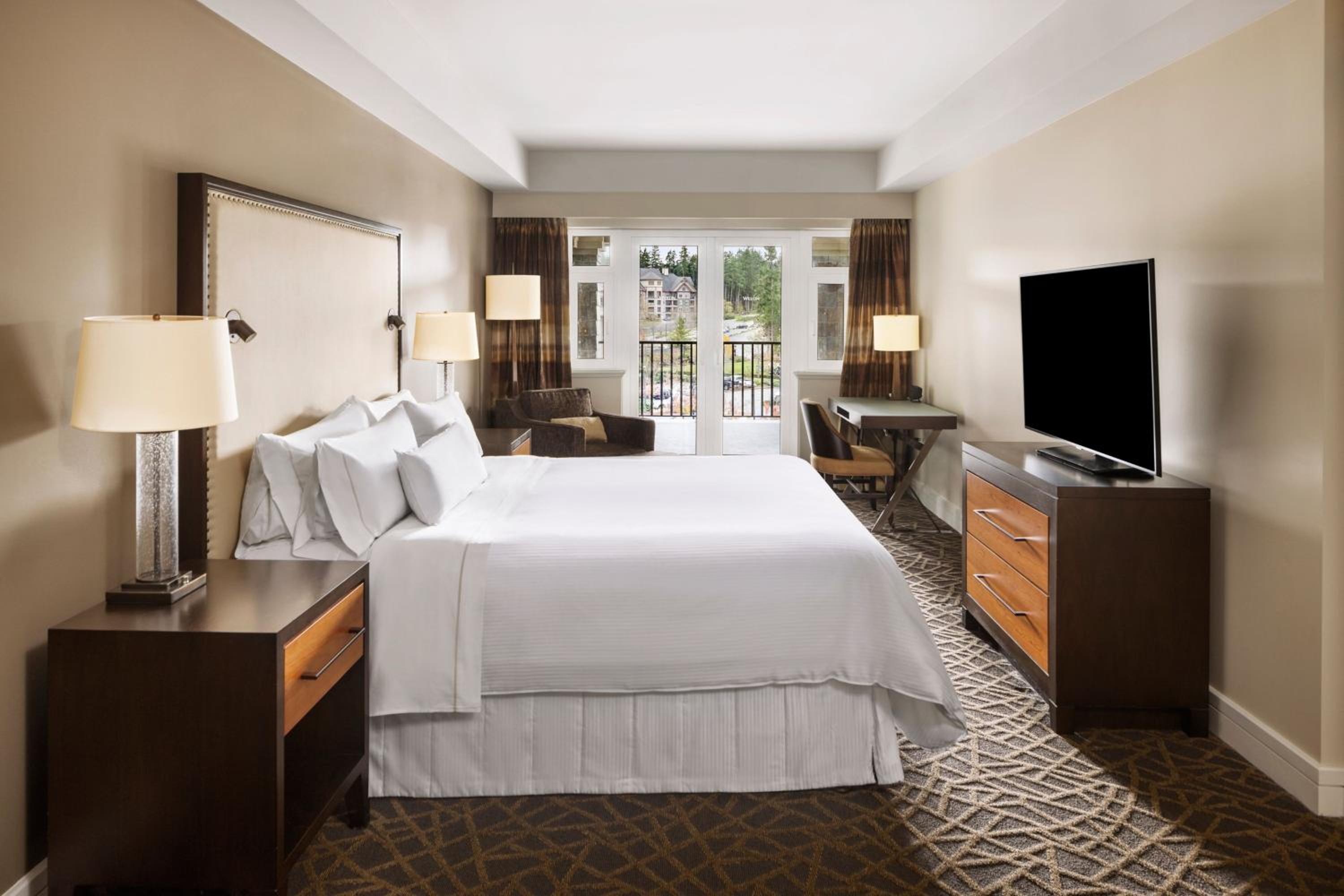 One-Bedroom Suite with Balcony and Resort View - Photo 4