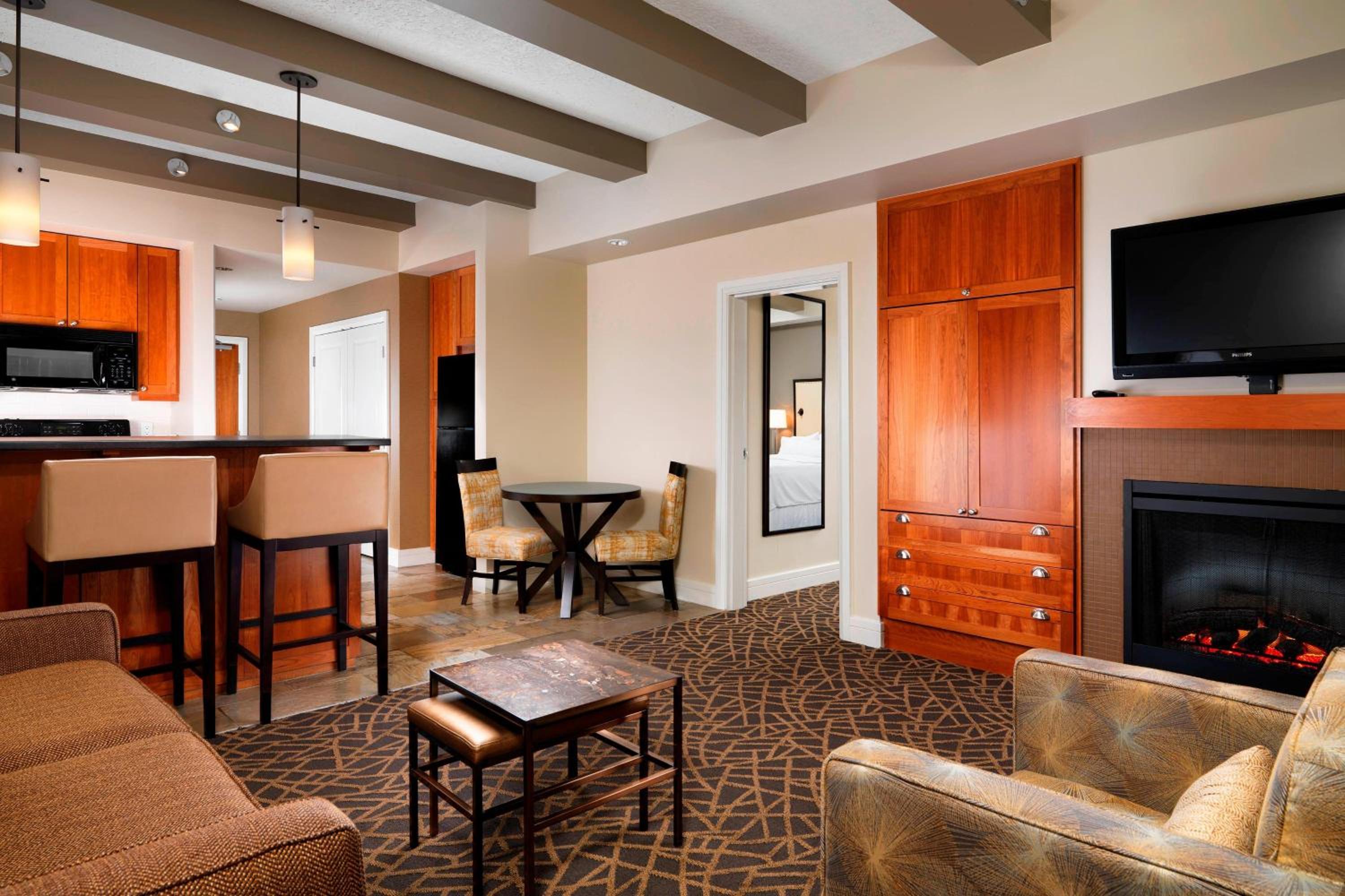 One-Bedroom Suite with Balcony and Golf View - Photo 2