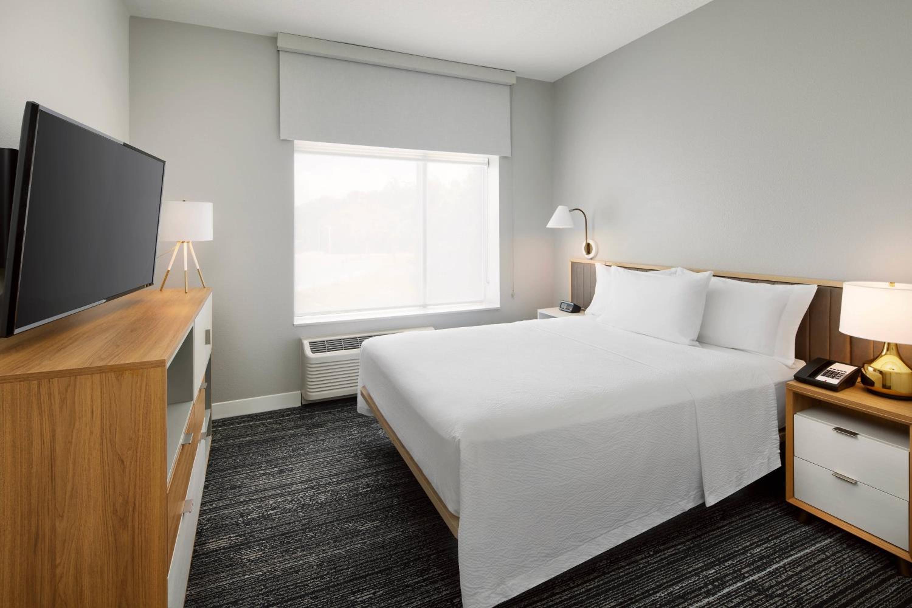 One-Bedroom Queen Suite with Sofa Bed - Photo 3