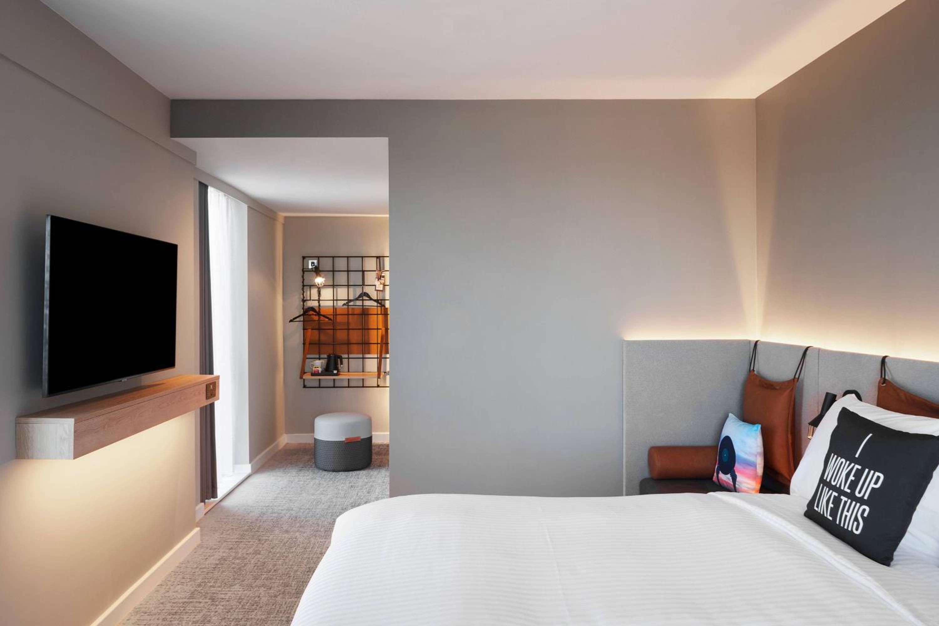 Moxy Triplet, Larger Guest room, 1 Queen - Photo 4