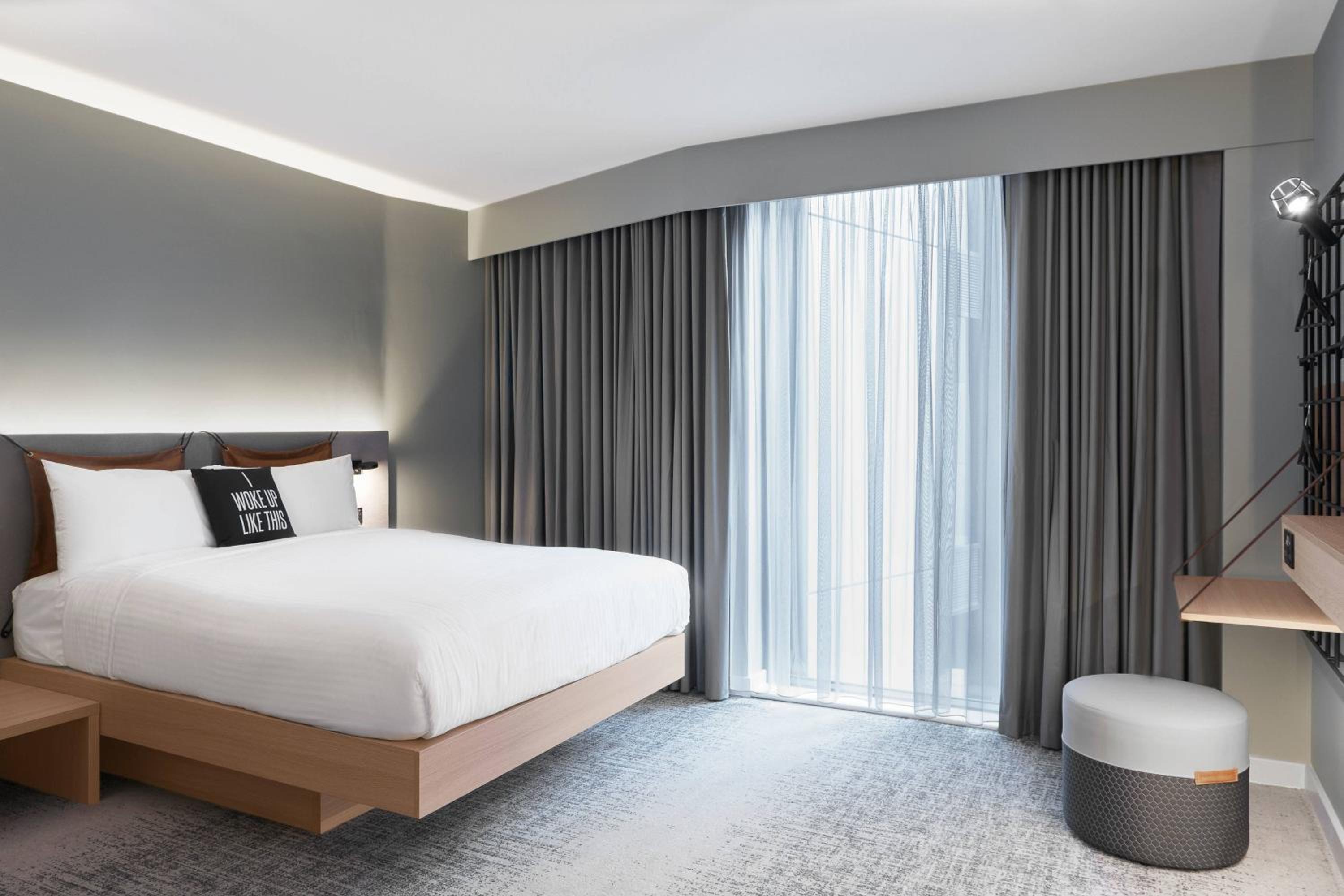 Moxy Triplet, Larger Guest room, 1 Queen - Photo 3
