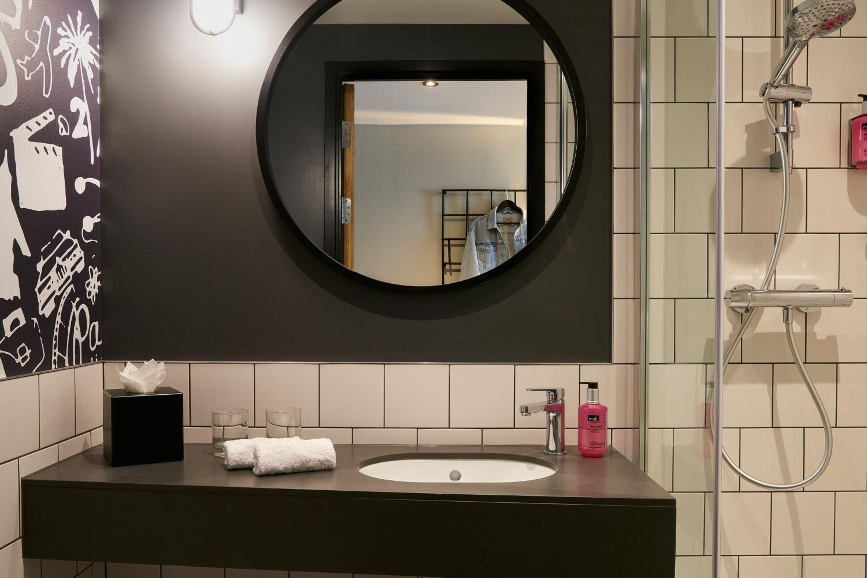 Moxy Triplet, Larger Guest room, 1 Queen - Photo 6