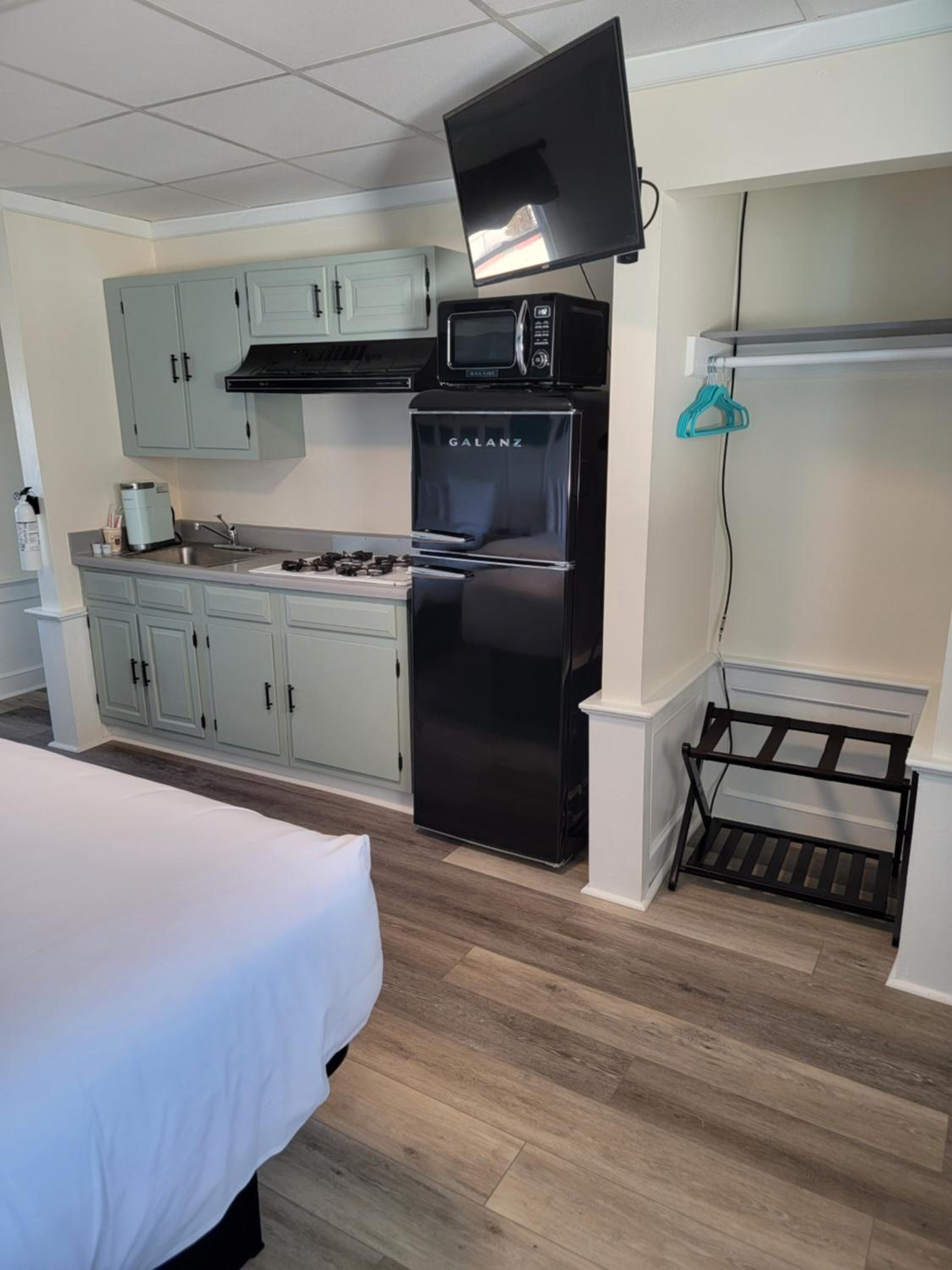 Superior Queen Room with Two Queen Beds - Photo 12