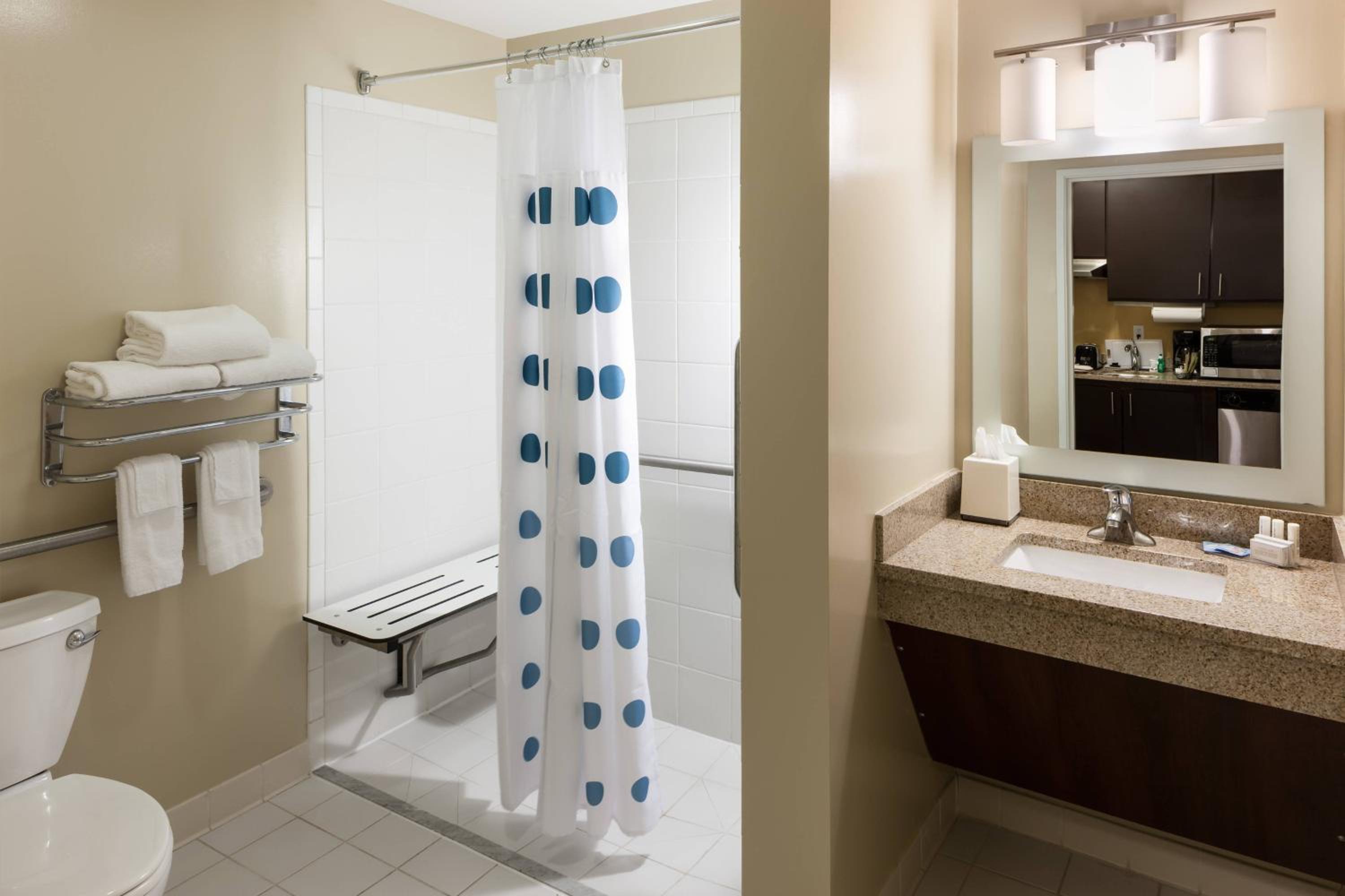 One-Bedroom Queen Suite - Photo 3