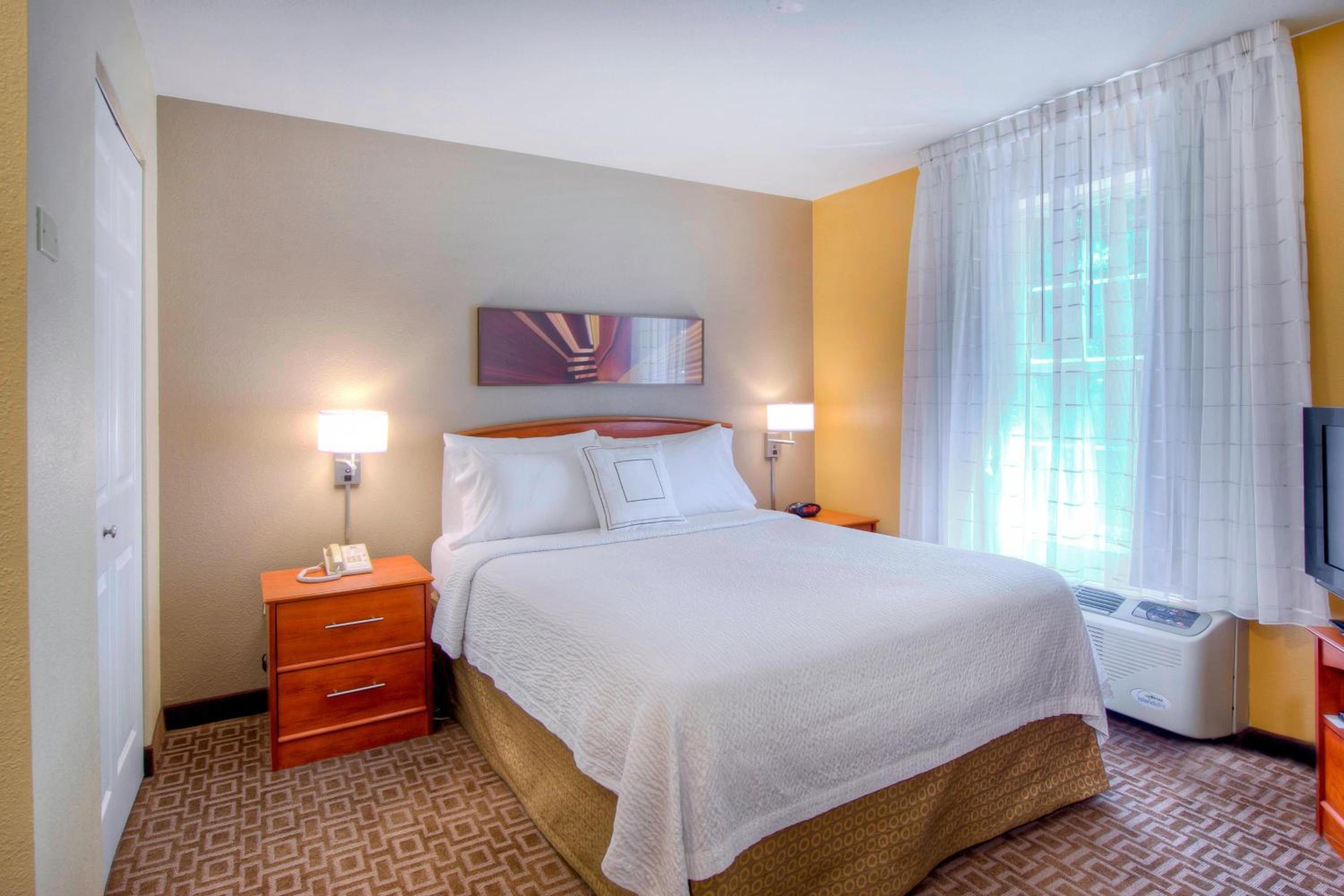 One-Bedroom Queen Suite with Sofa Bed photo 1