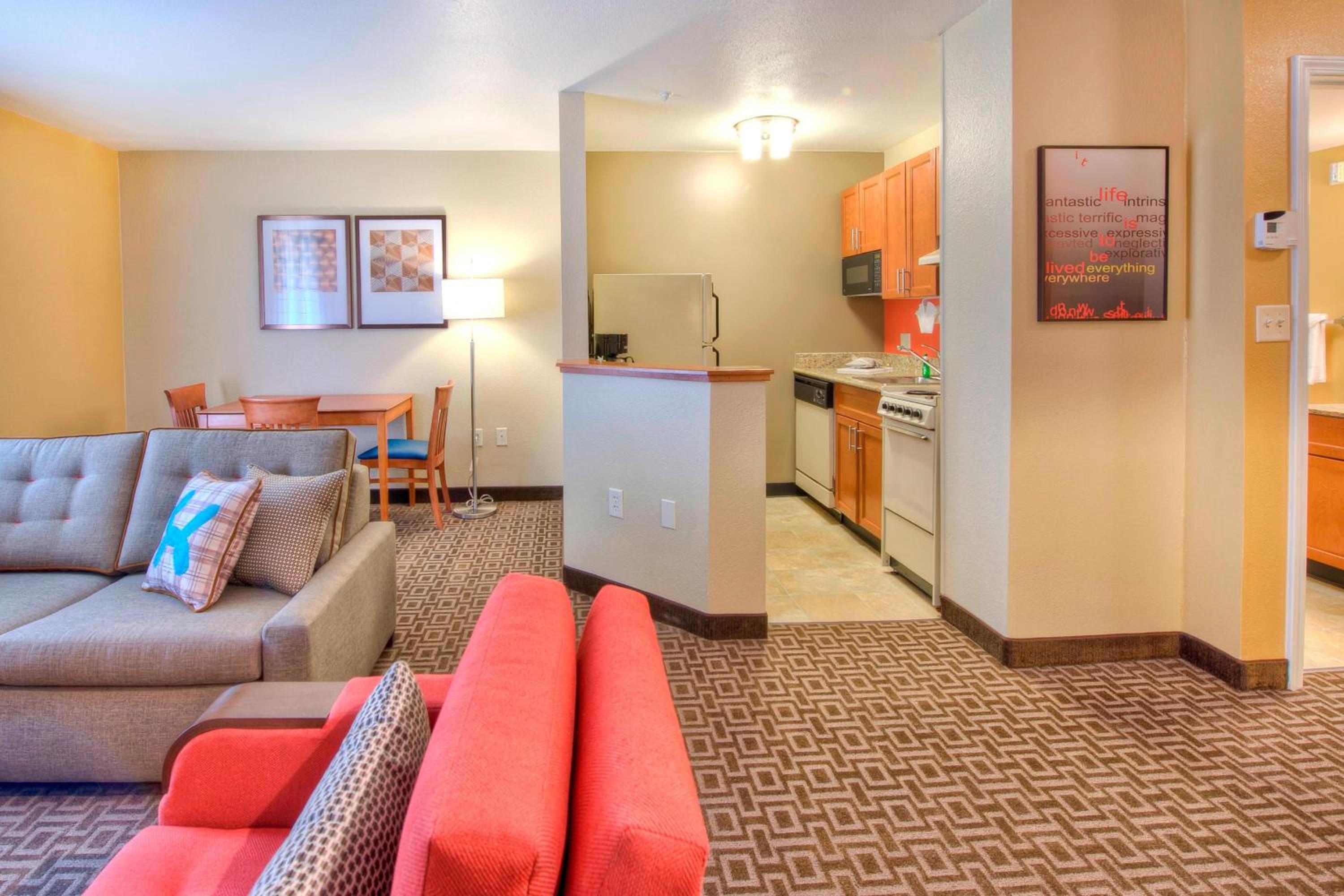 One-Bedroom Queen Suite with Sofa Bed photo 3