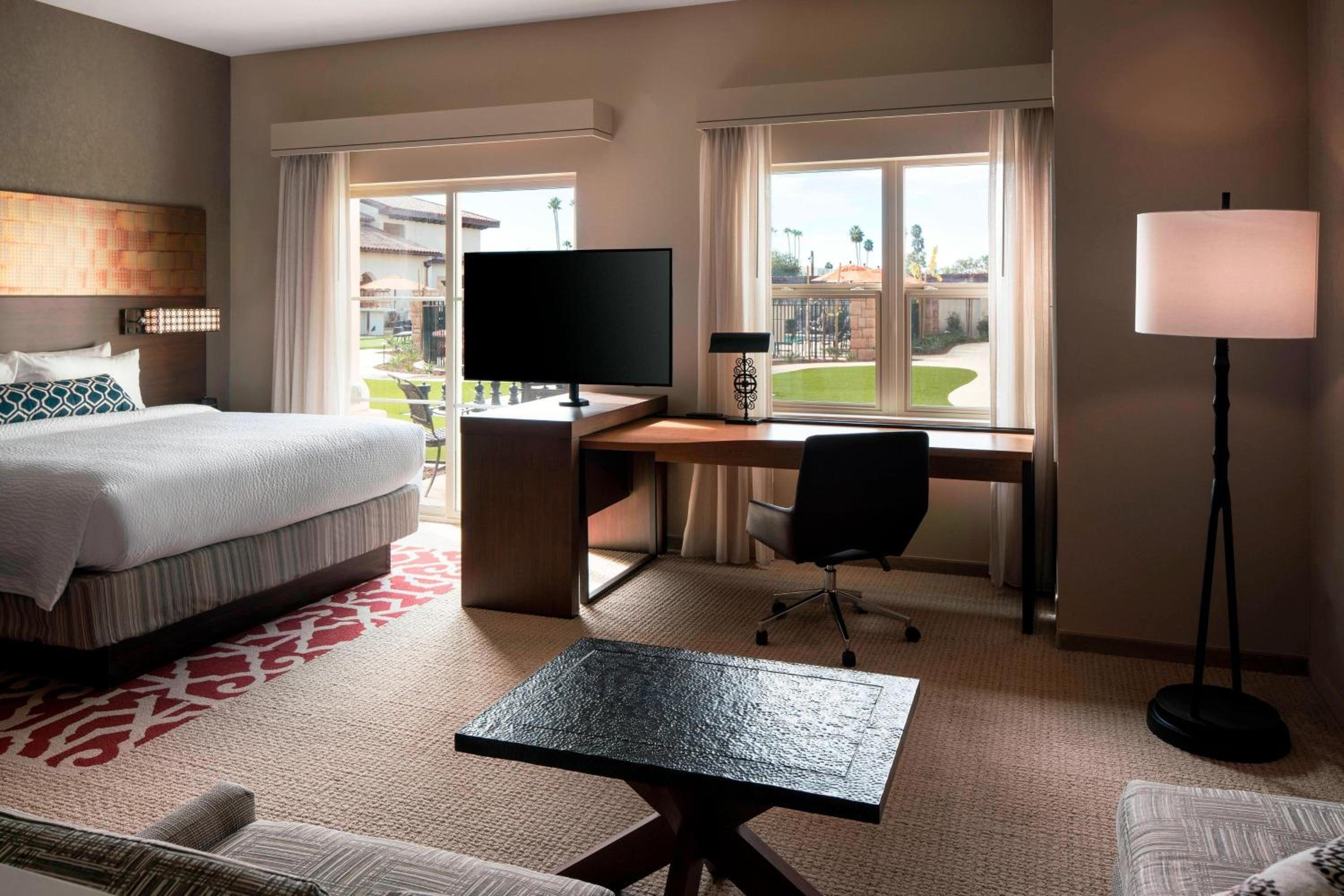 Studio, 1 King, Sofa bed, Courtyard view