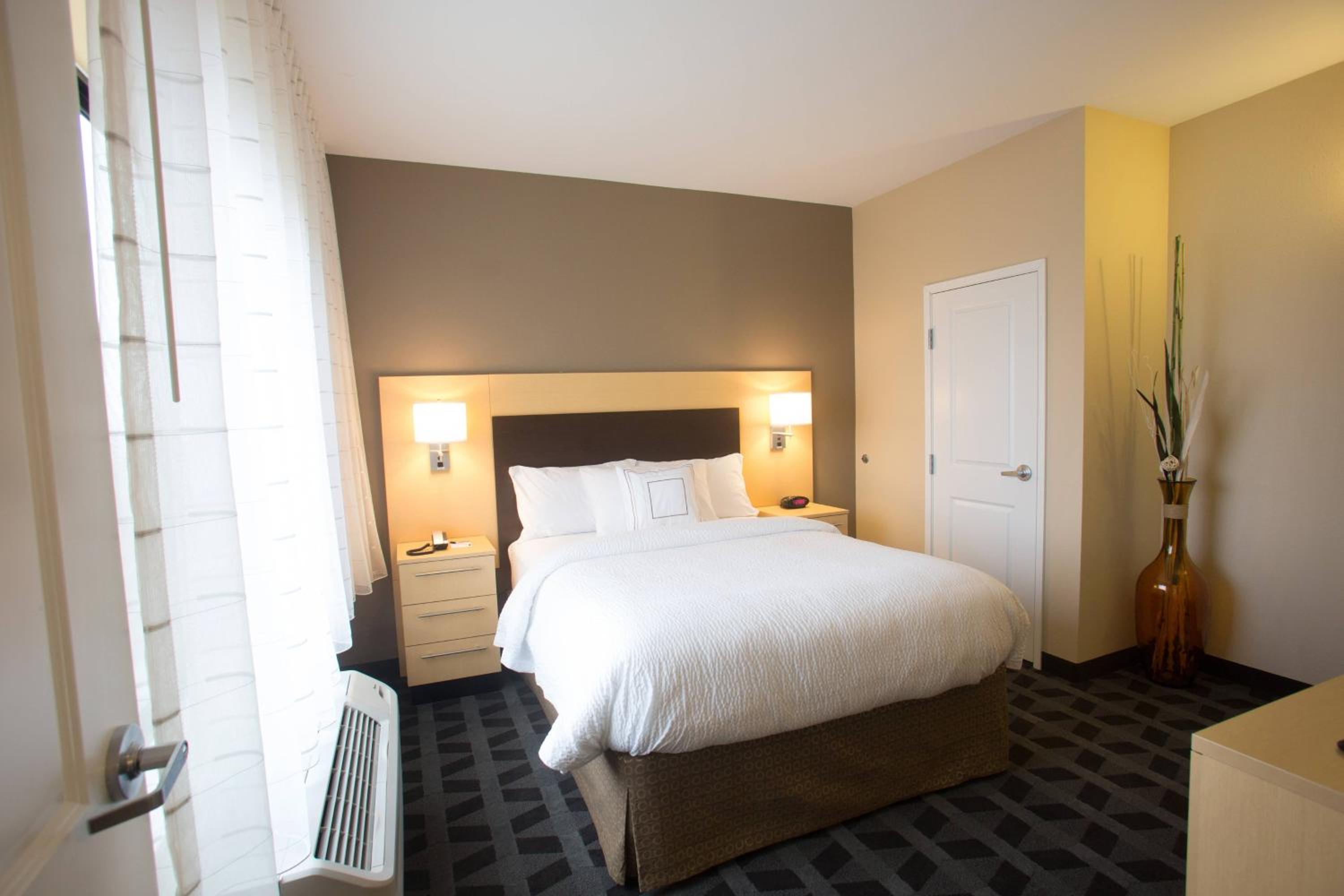 One-Bedroom Queen Suite with Sofa Bed photo 1