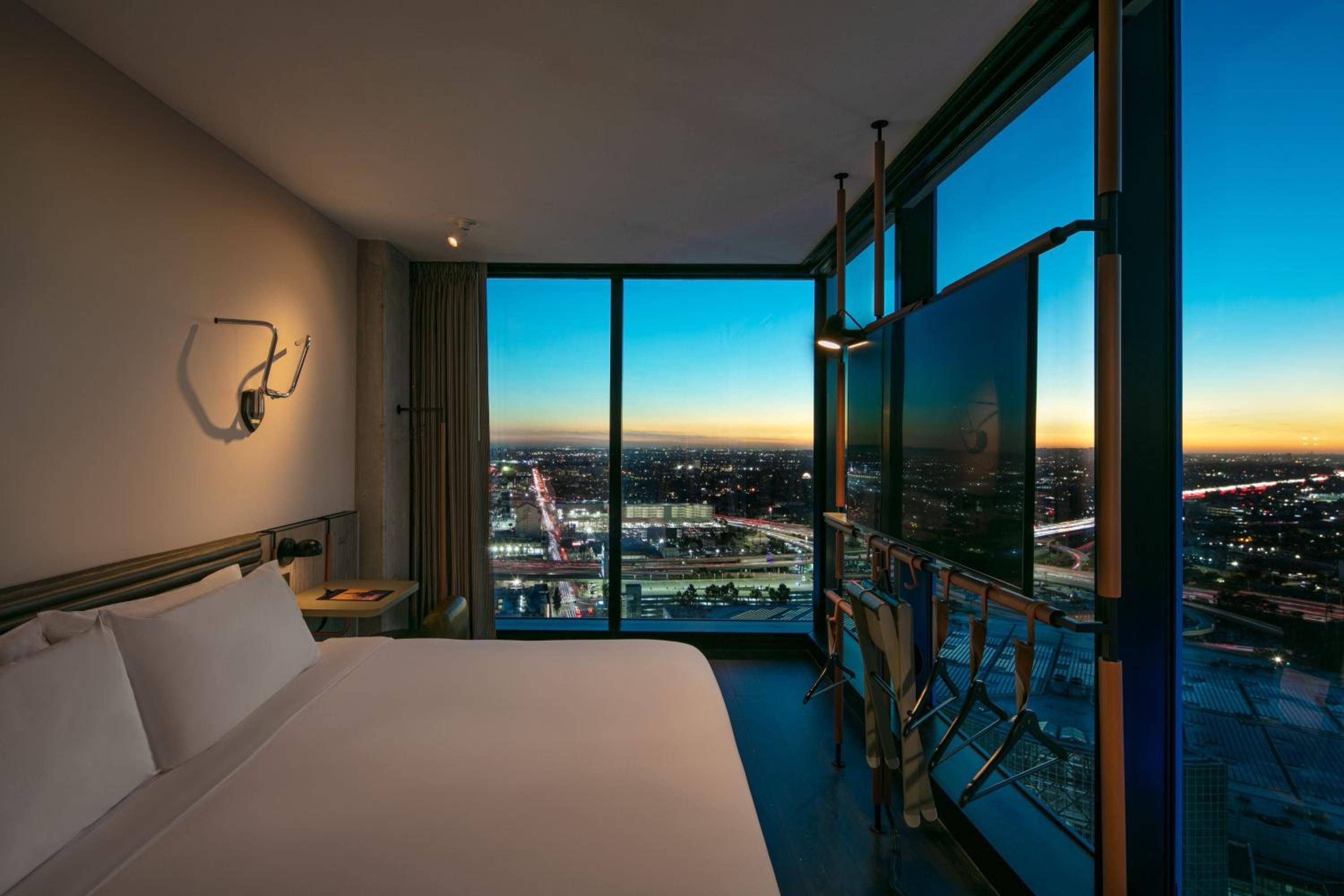 Corner King Room with City View