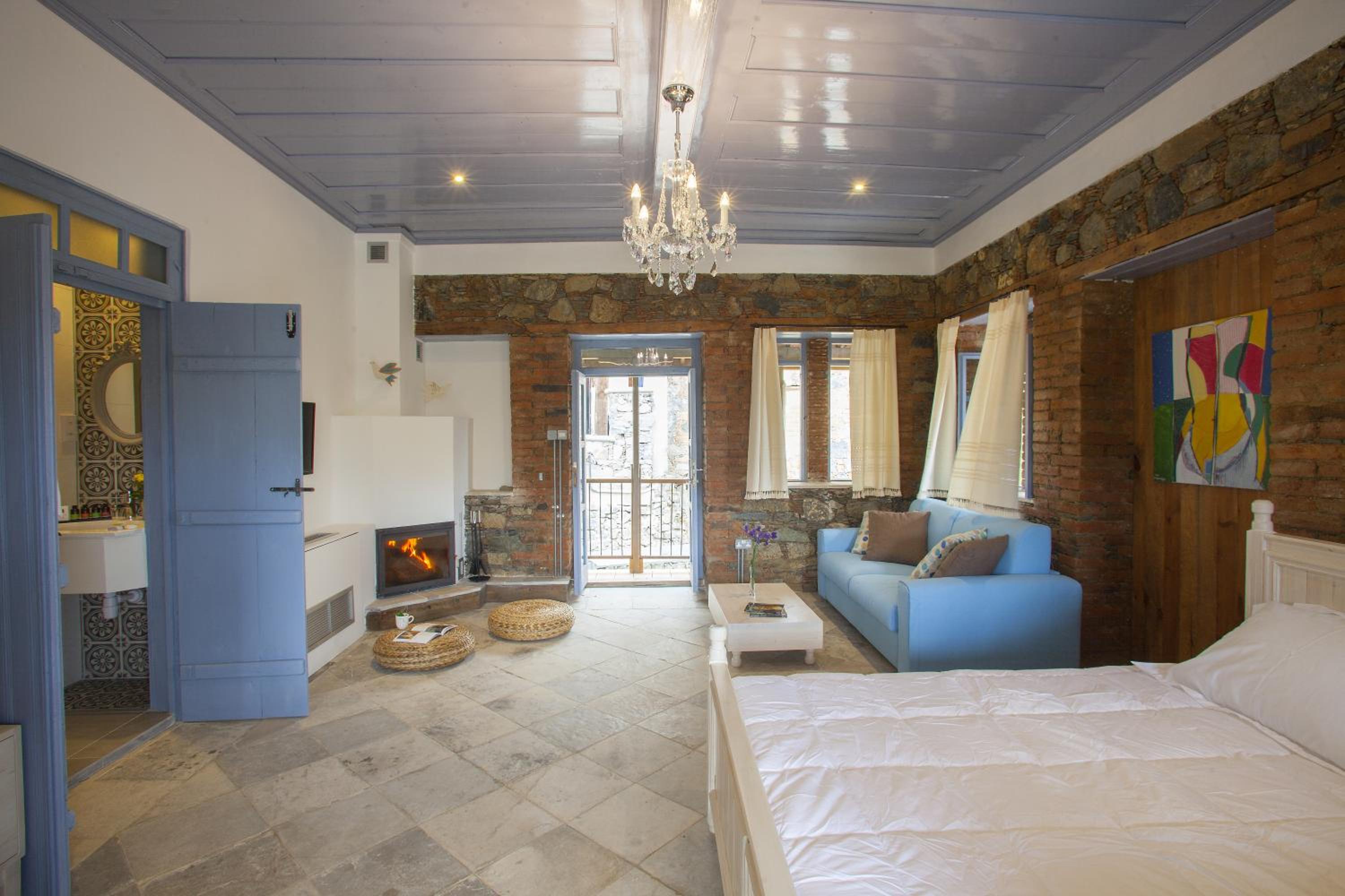 Deluxe Double Room with Balcony - Photo 4