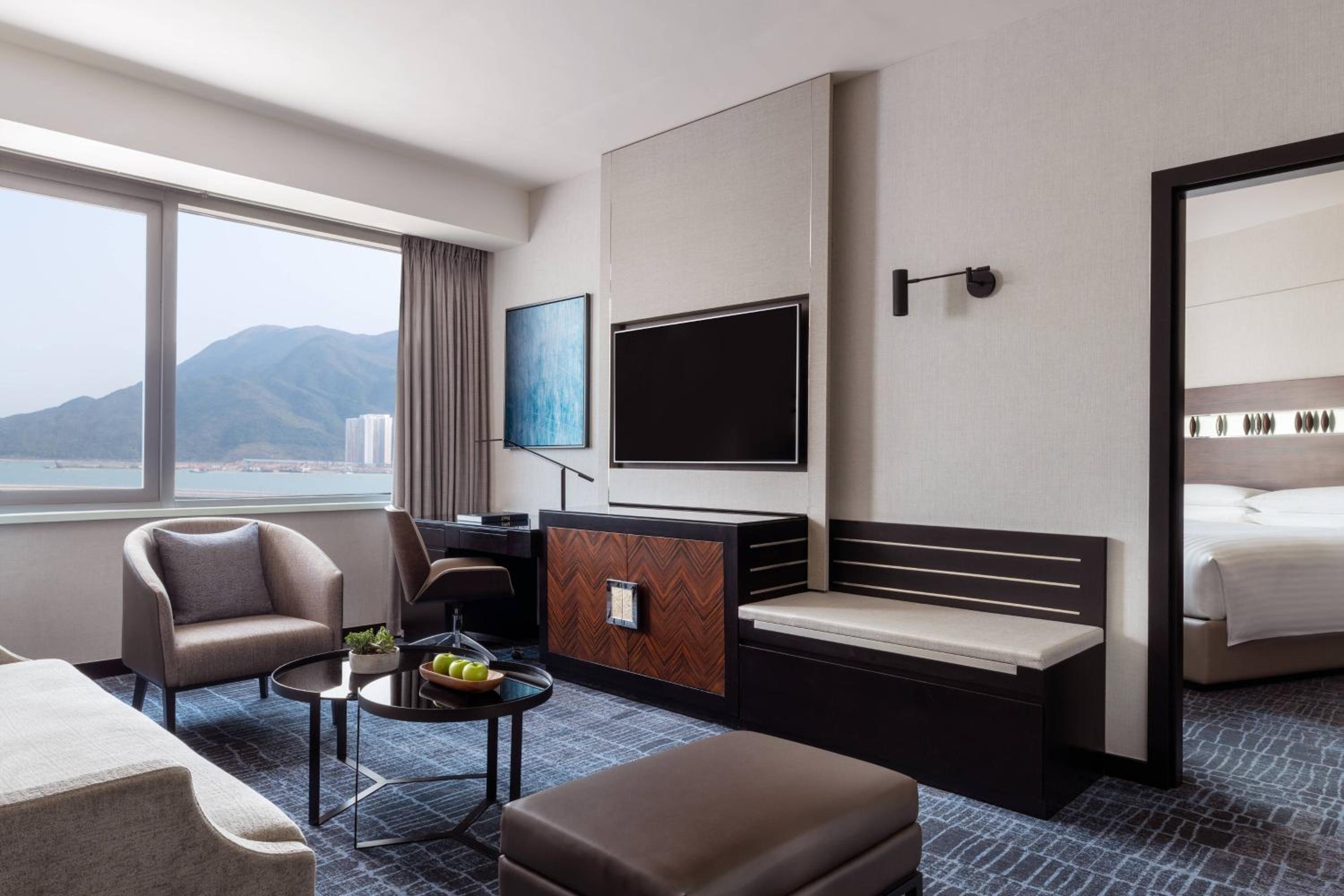 1 King Bed, Executive Lounge Access, Suite