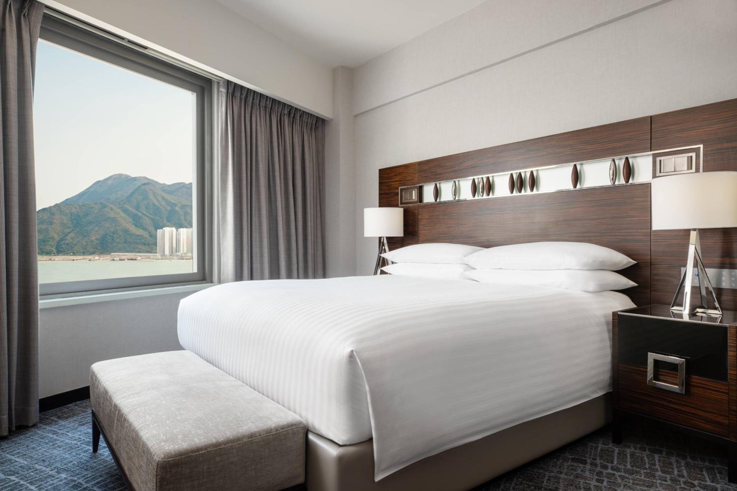 1 King Bed, Executive Lounge Access, Suite photo 2