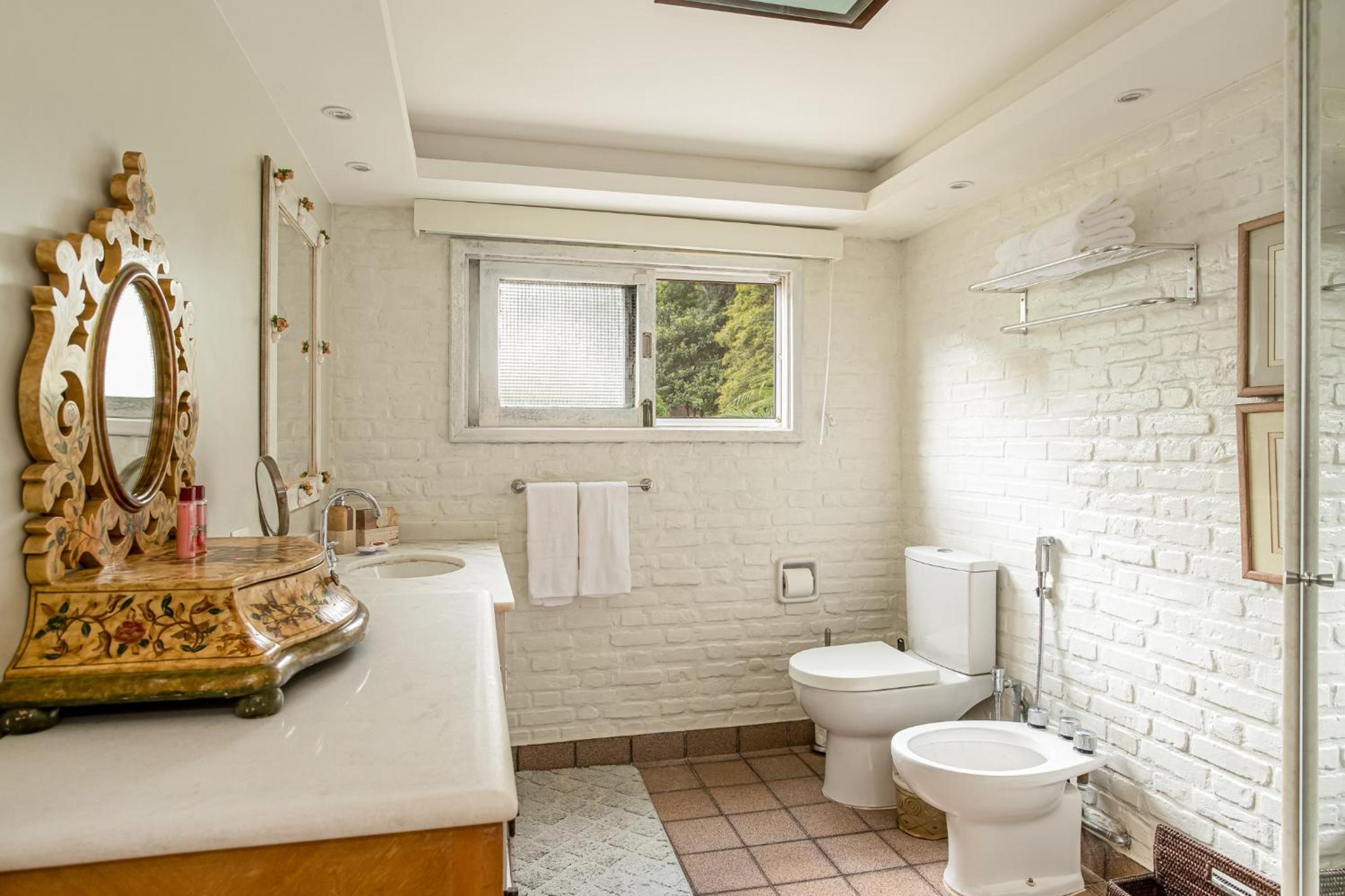 Superior King Suite - Photo 10