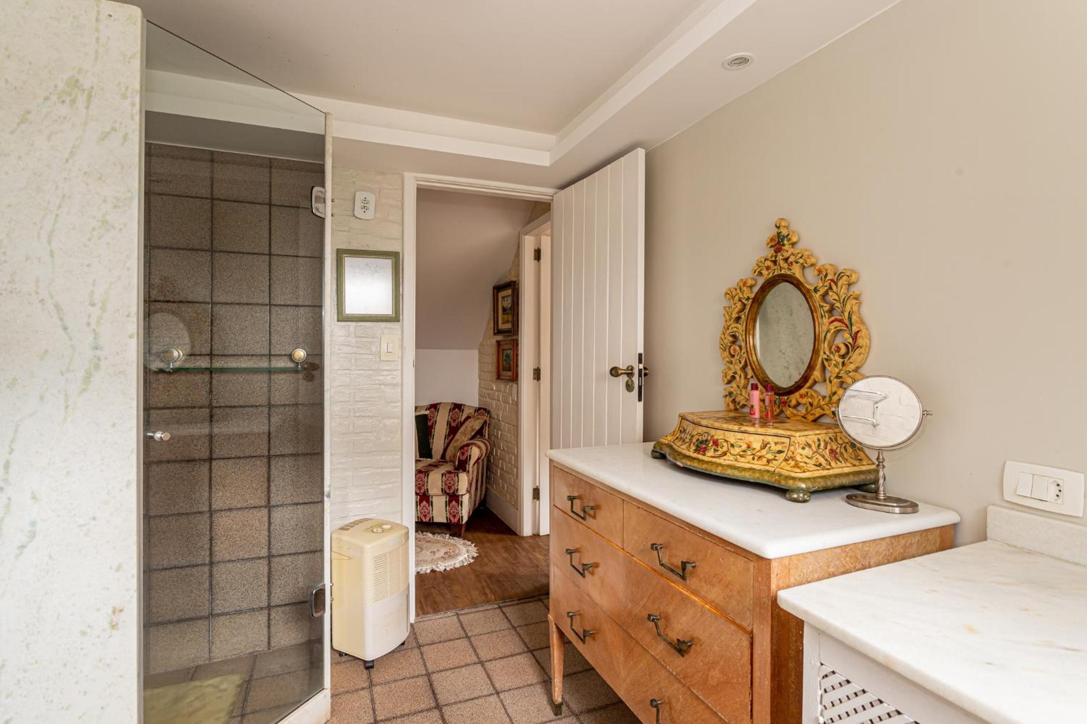 Superior King Suite - Photo 9