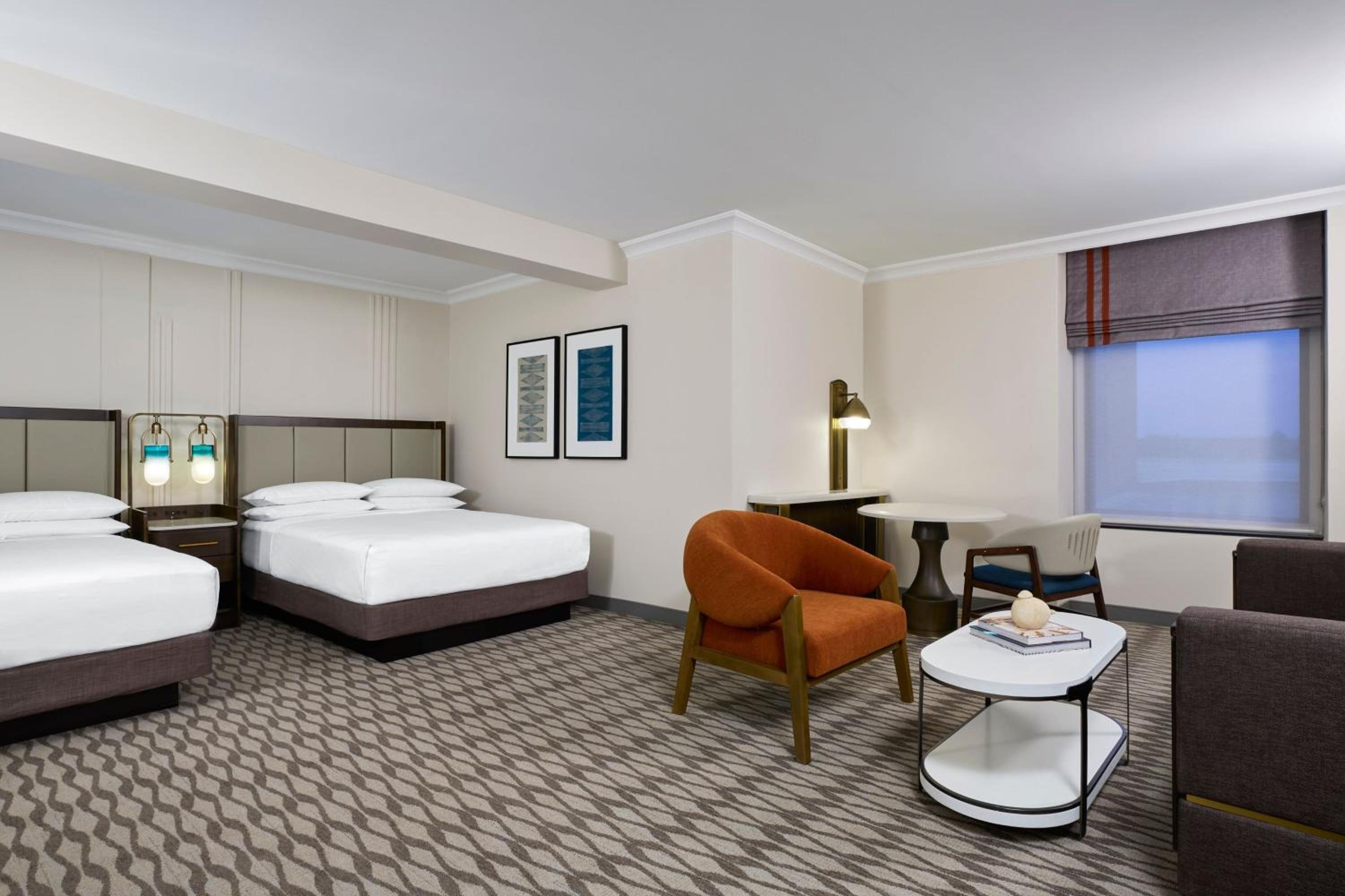 Large Executive Queen Room with Two Queen Beds and Sofa Bed - Photo 5