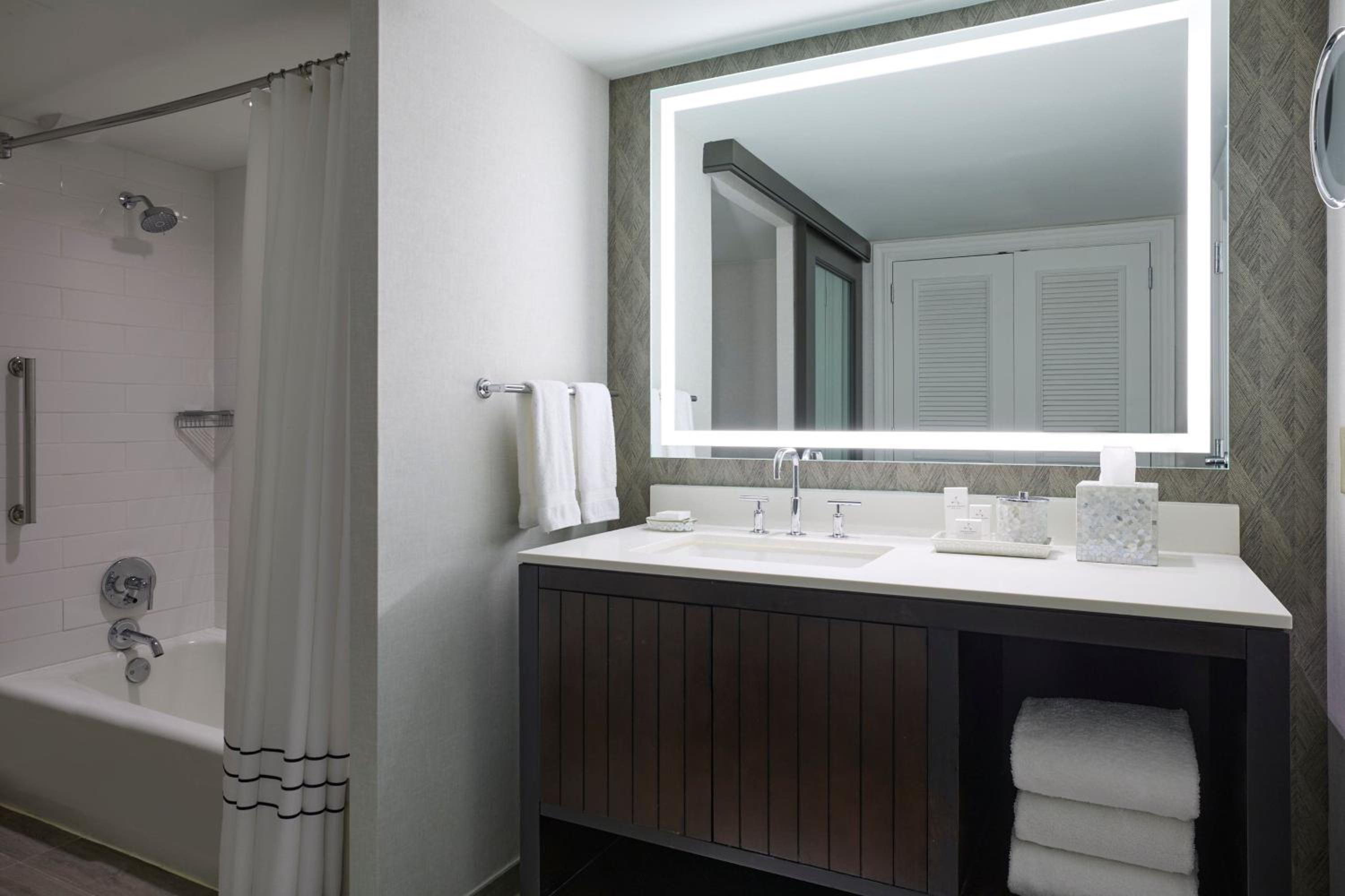 Guest Room, King bed - Photo 3