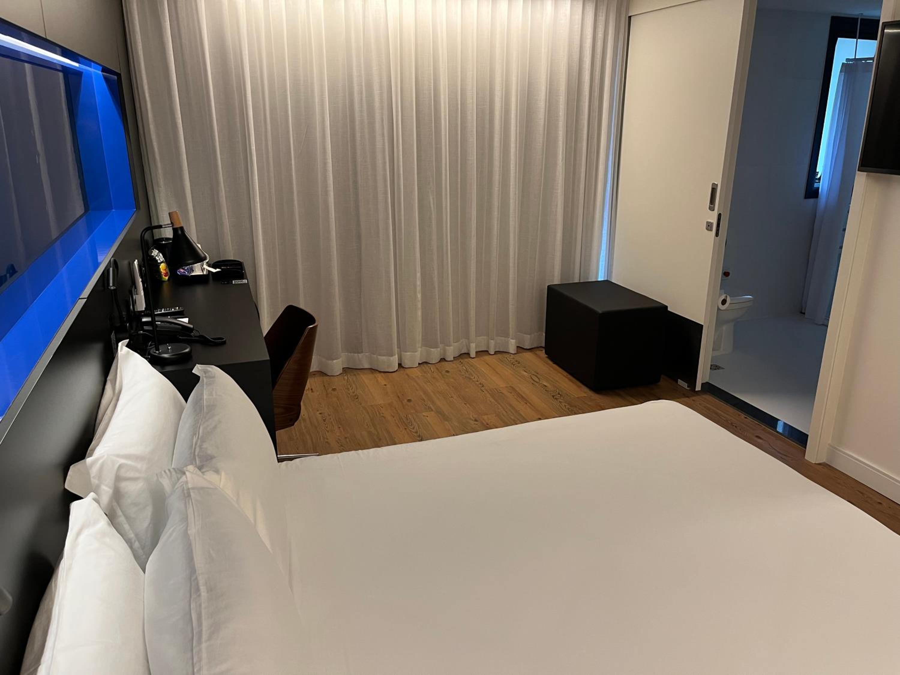Queen Room - Disability Access photo 2