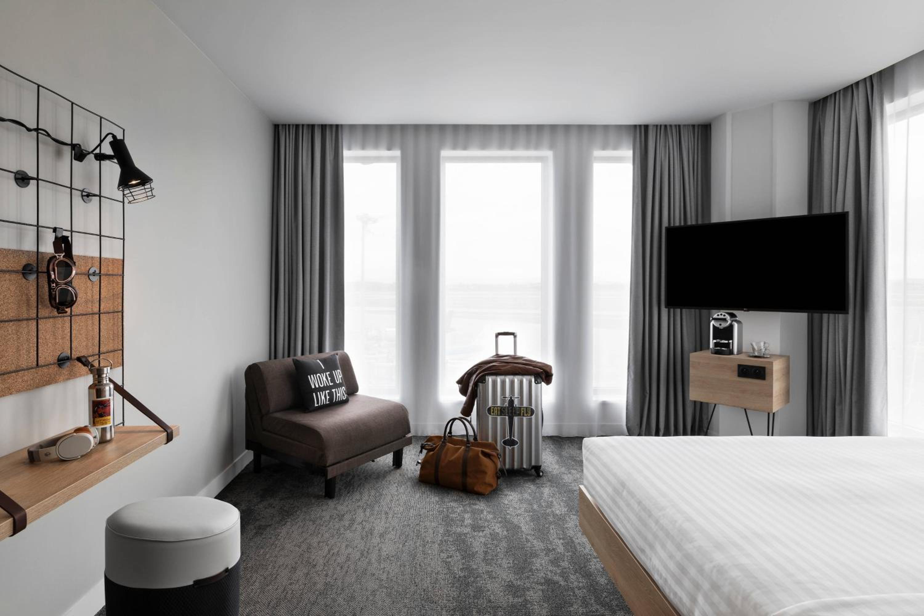 Moxy Biggy, Larger Guest room, 1 Queen - Photo 6