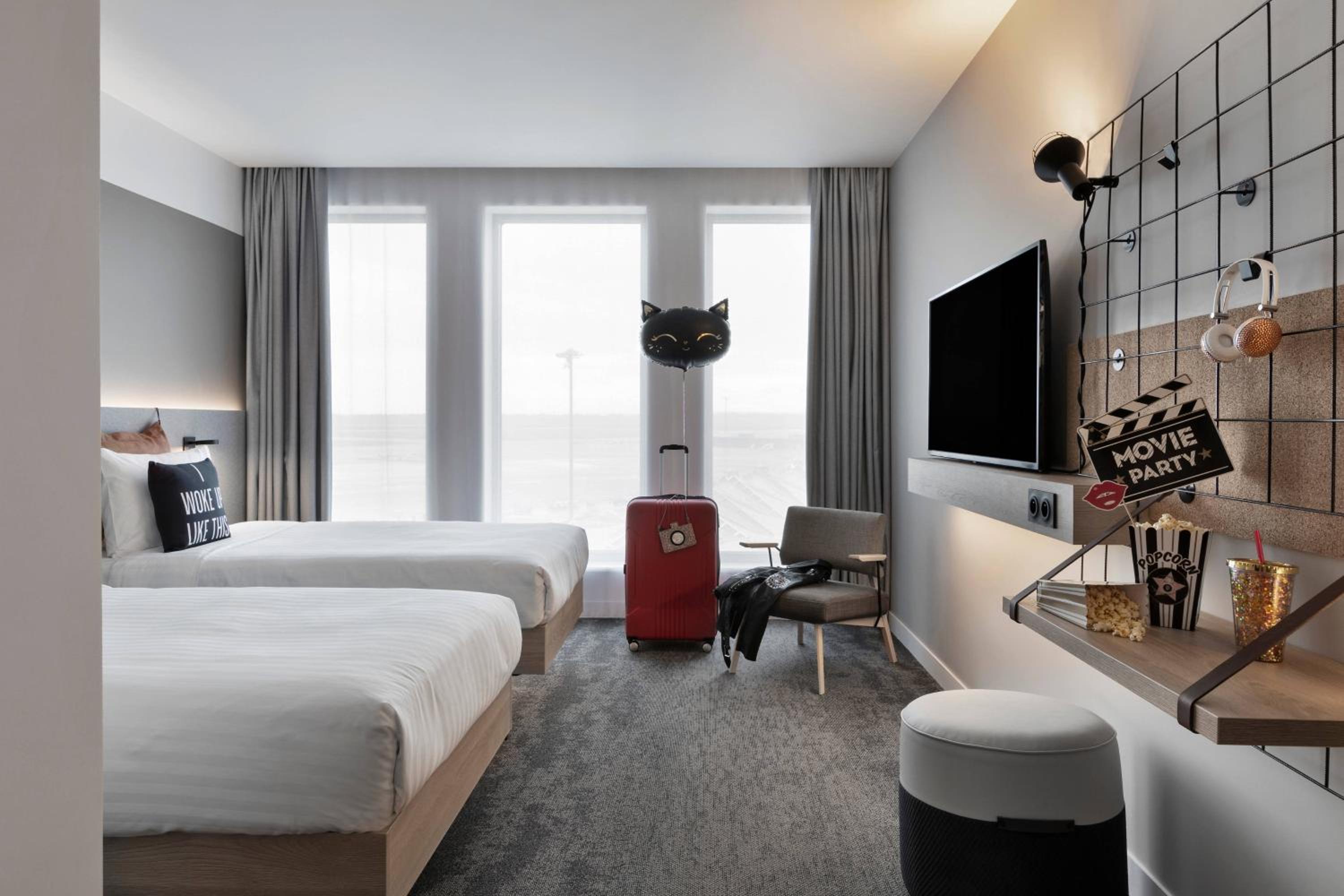 Moxy Twin Room - Photo 5