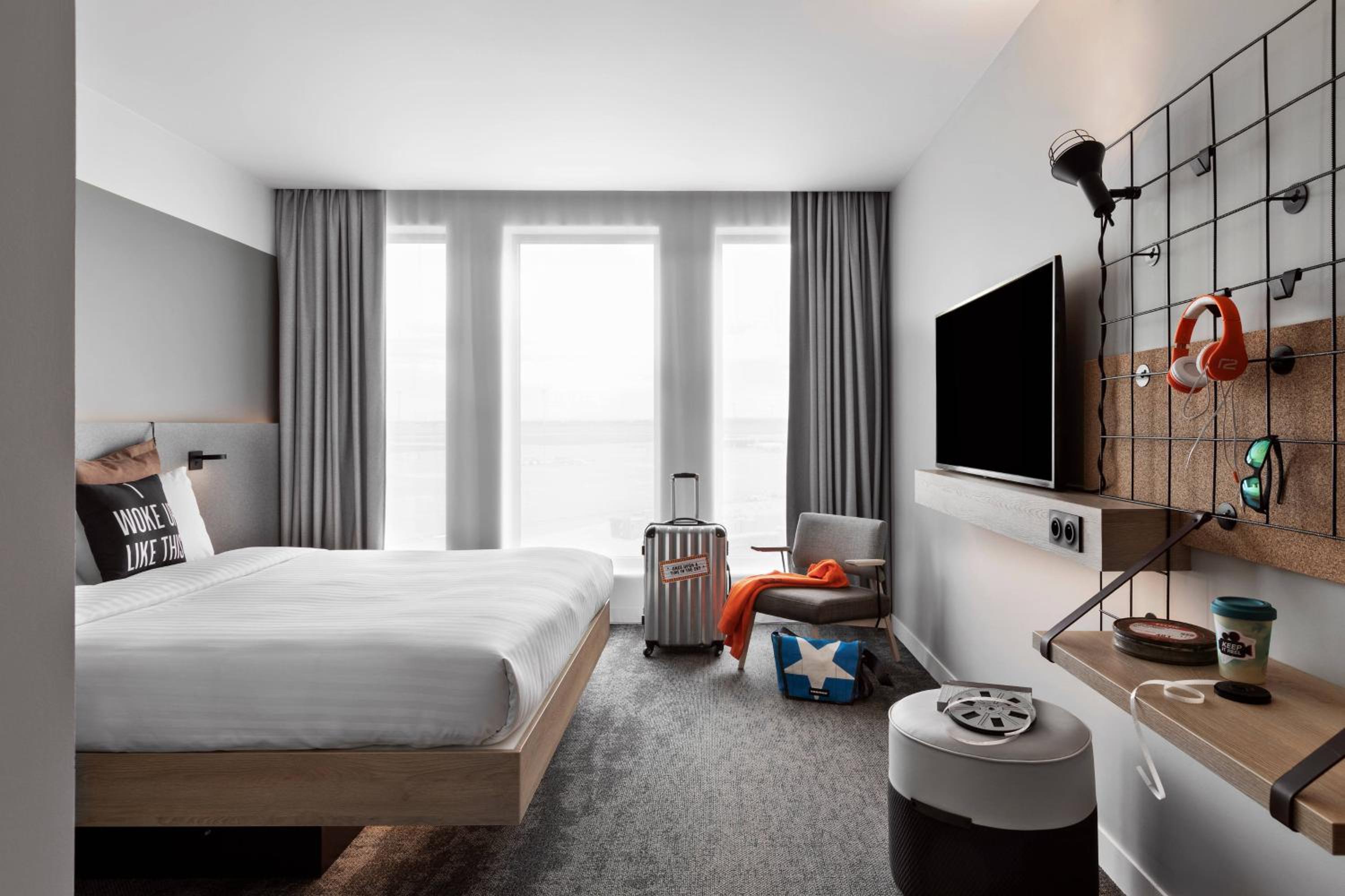 Moxy Queen Room with Runway View - Photo 3