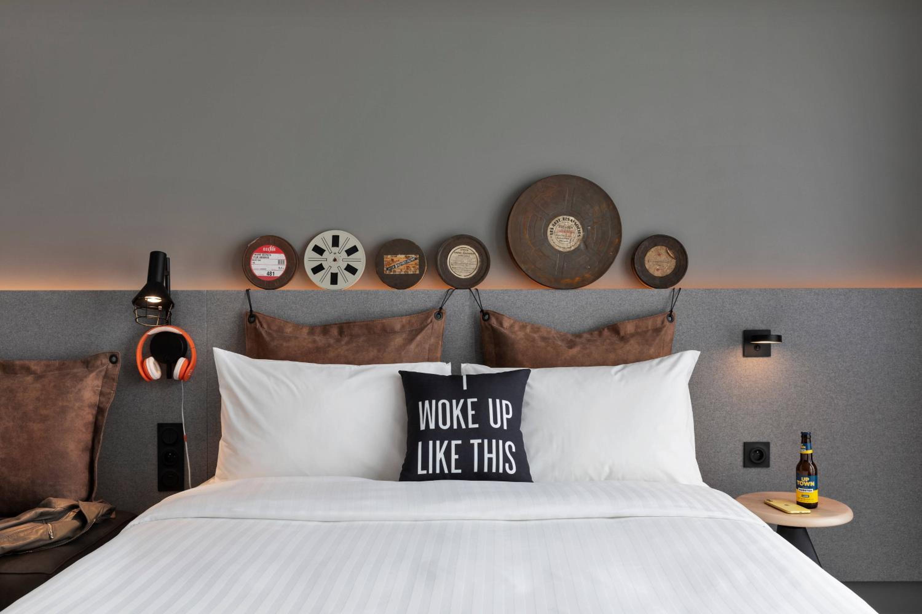 Moxy Queen Room with Runway View - Photo 4