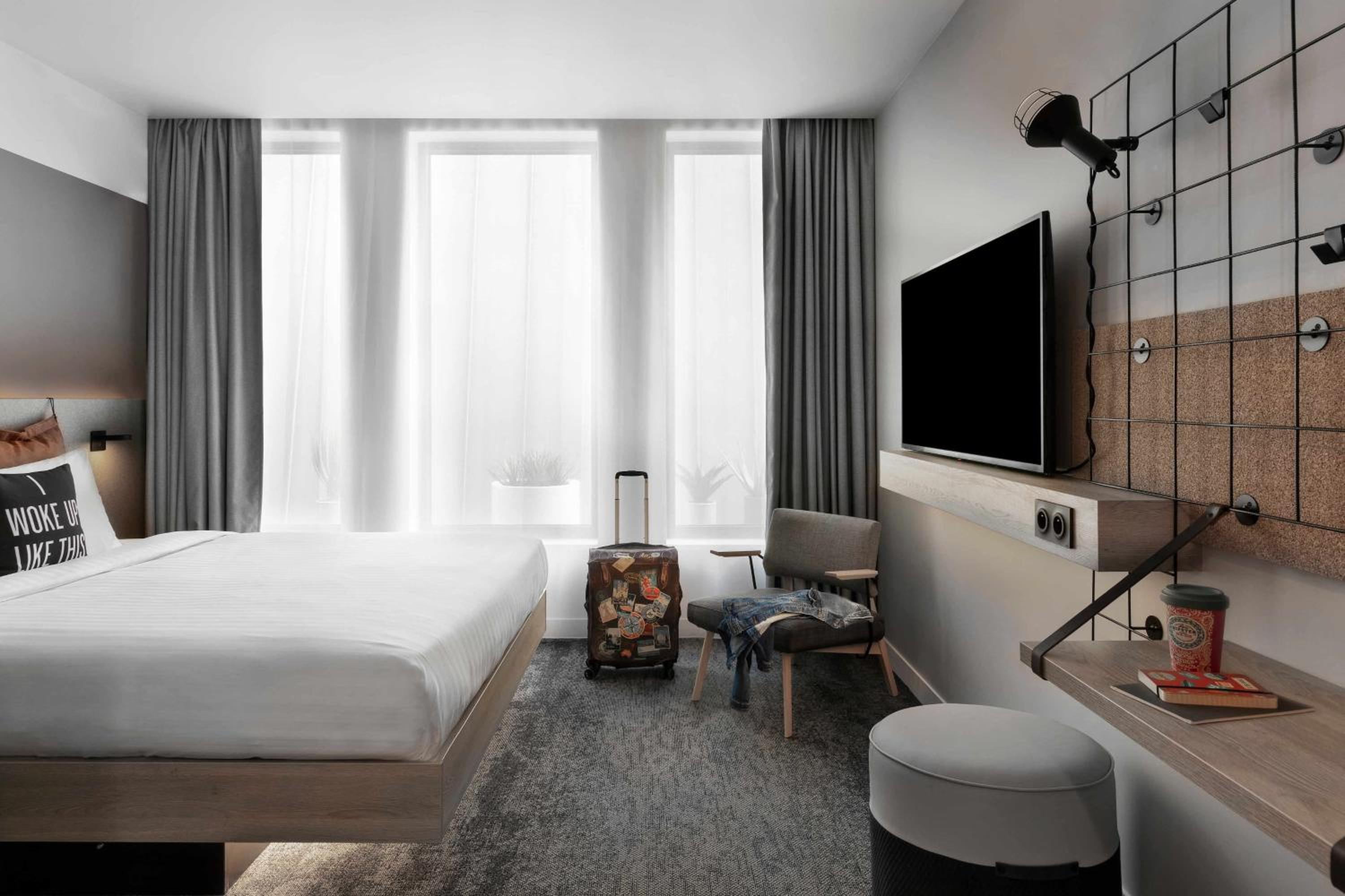 Moxy Queen Room - Photo 5
