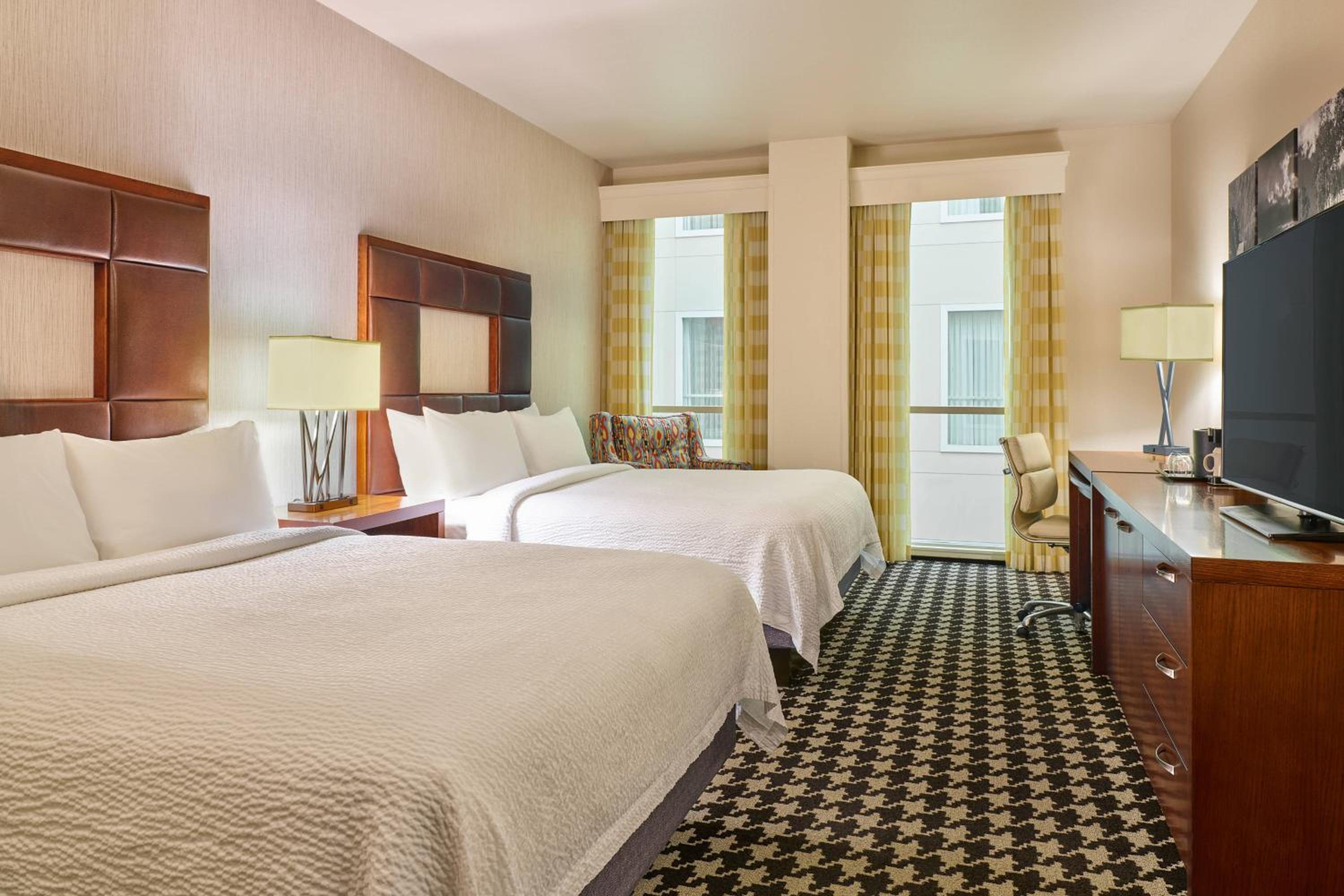Queen Room with Two Queen Beds - Photo 3